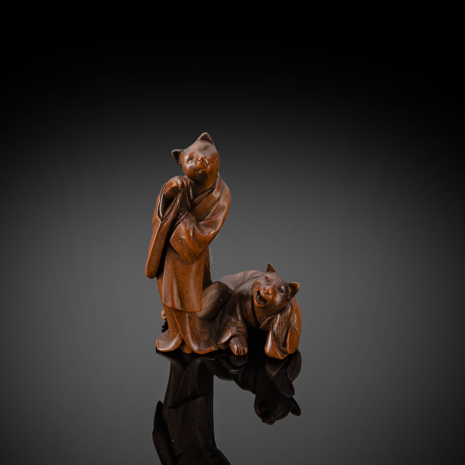 Seltenes Netsuke aus Holz mit Darstellung von zwei Katzen in Gestalt einer Geisha und ihrem Kunden