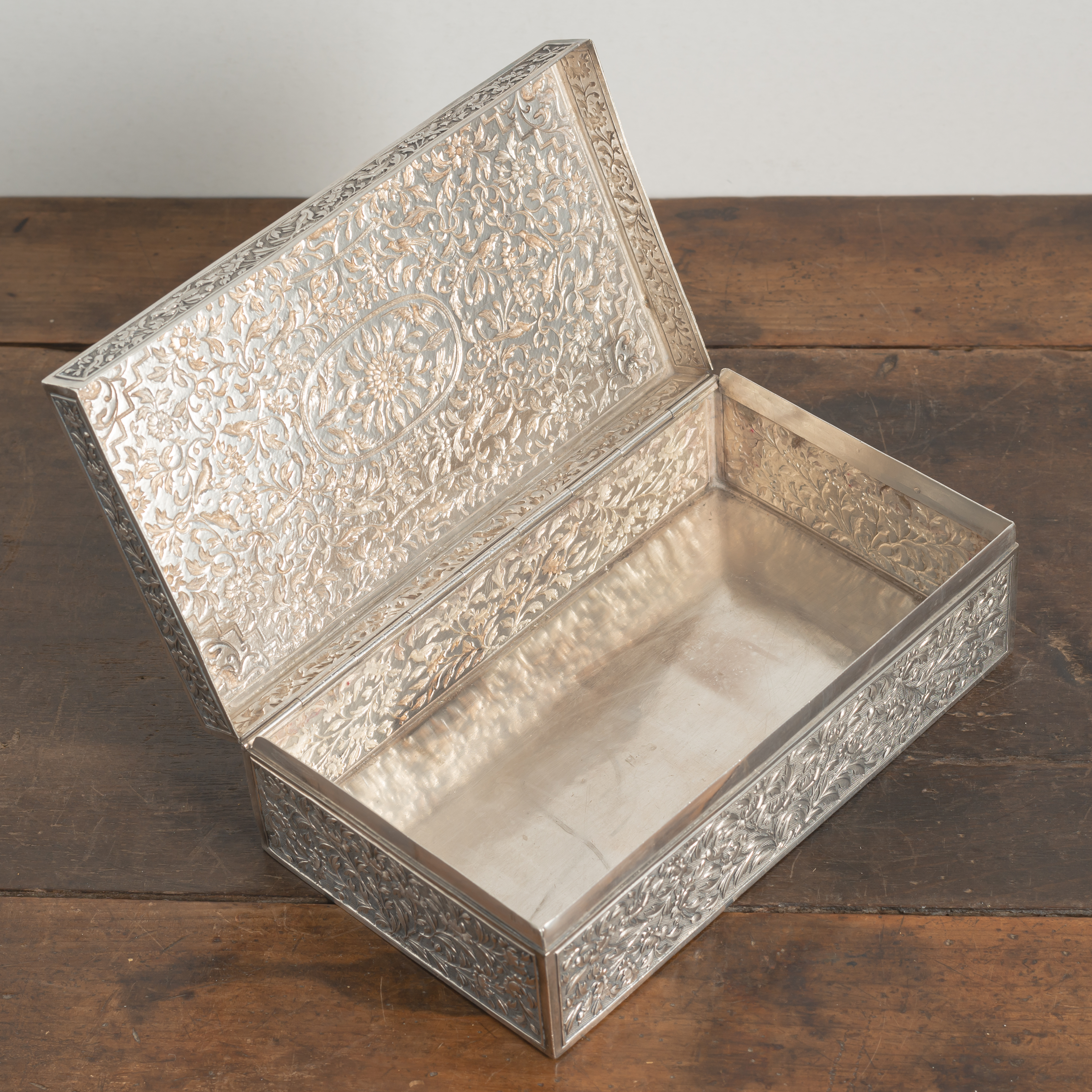 A RECTANGULAR HINGED FLORAL RELIEF SILVER BOX - Image 2 of 4