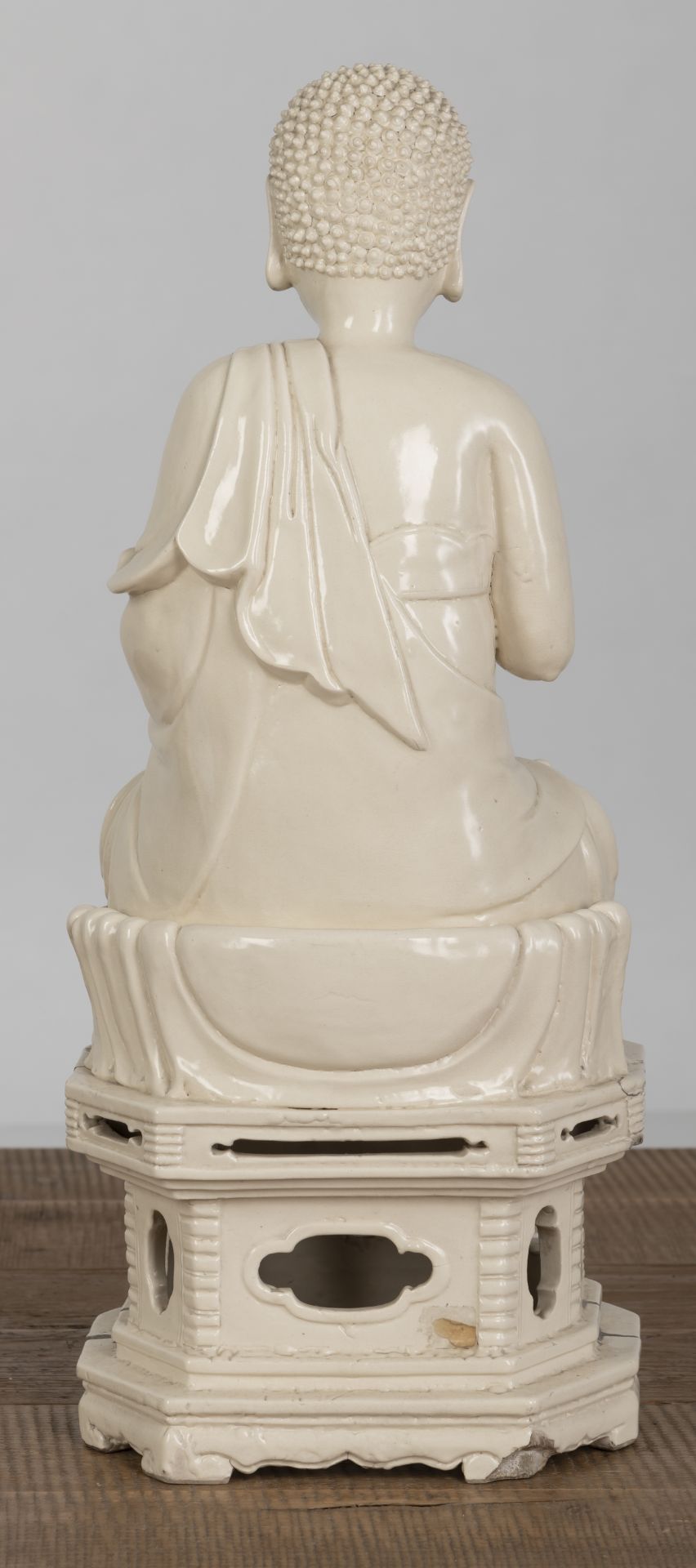 Cremefarben glasierte Porzellanfigur des Buddha - Bild 3 aus 5