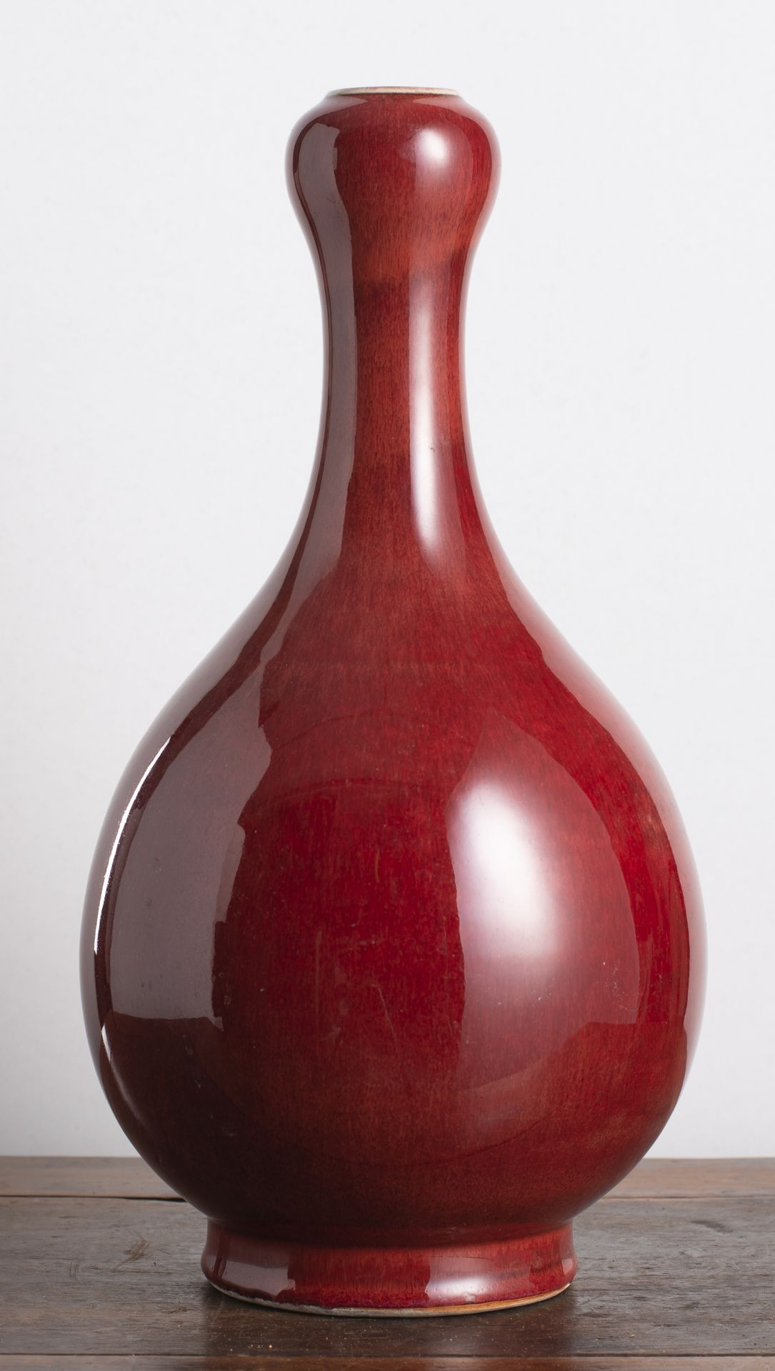 A COPPER-RED GARLIC-HEAD BOTTLE VASE - Image 3 of 6