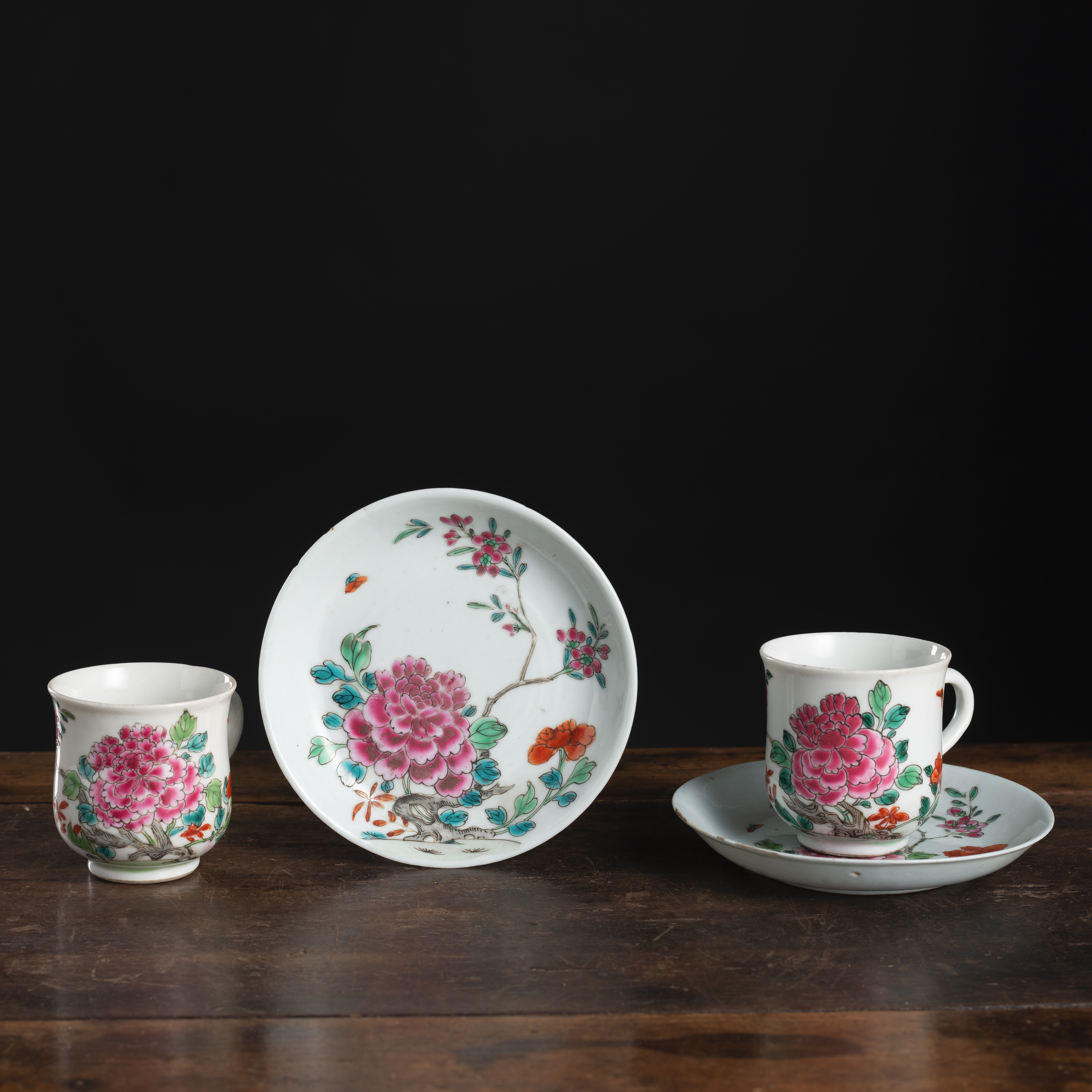 A PAIR OF 'FAMILLE ROSE' PORCELAIN CUPS AND SAUCERS