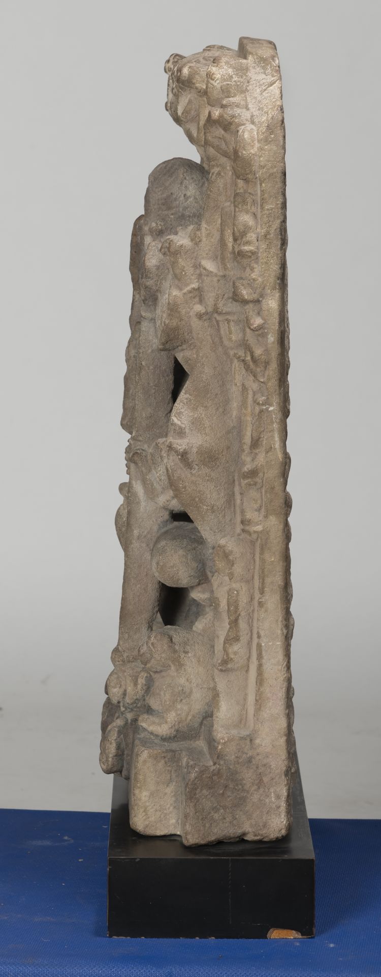 Stele aus Sandstein mit Darstellung der Durga - Bild 5 aus 6