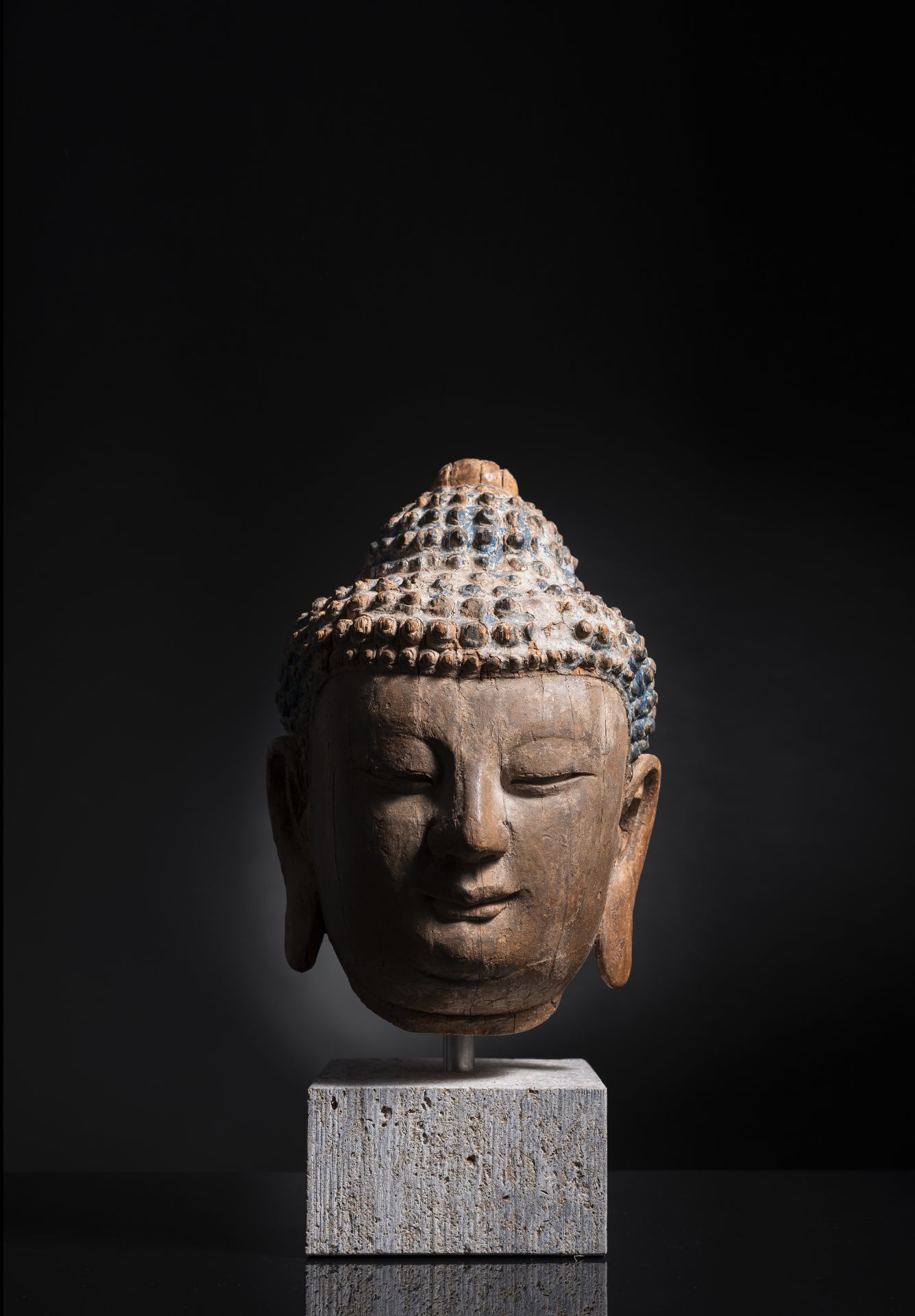 Kopf des Buddha aus Holz mit Resten von polychromer Fassung