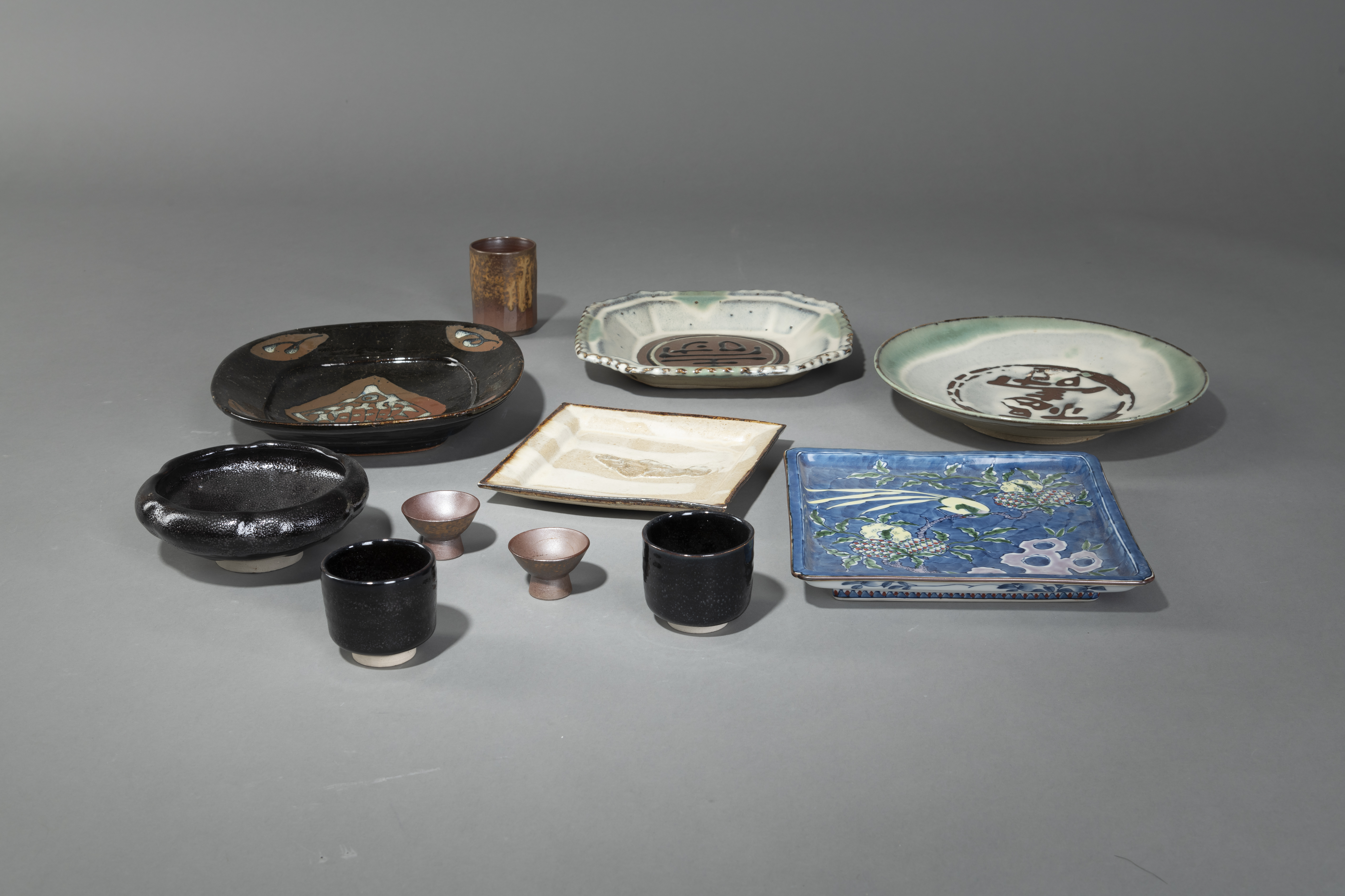 A GROUP OF STUDIO CERAMICS: TWO SQUARE AND THREE ROUND PLATES, A TEA BOWL, THREE TEA CUPS AND A PAI - Image 2 of 3