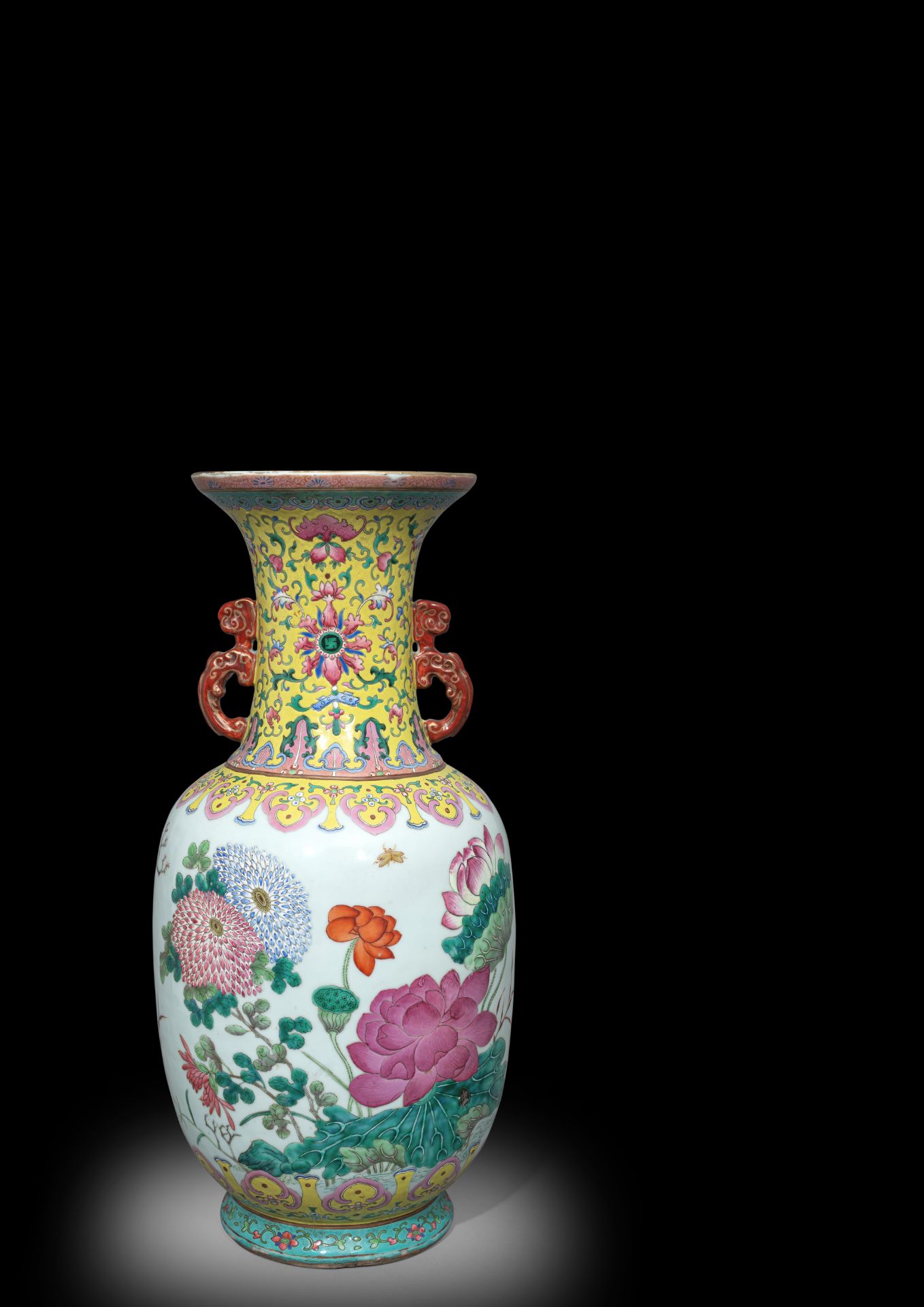 A FINE AND LARGE FAMILLE ROSE LOTUS AND FLOWER VASE - Image 6 of 7