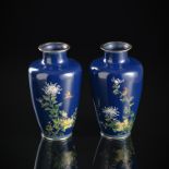 Paar feine Cloisonné-Vasen mit verschiedenen Blumen und Vögeln auf dunkelblauem Fond mit Gold- und