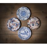 Vier Porzellanteller mit unterglasurblauem und 'Imari'-Dekor