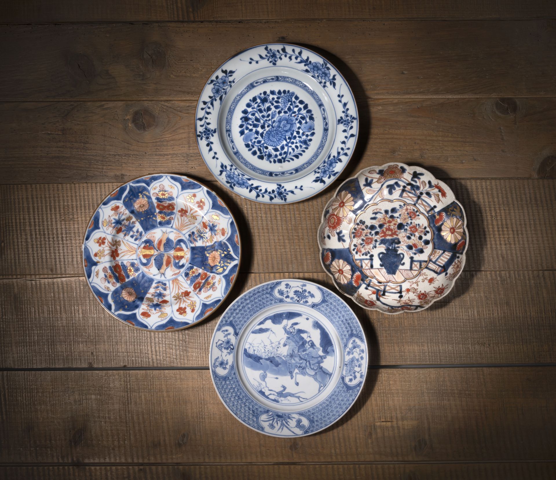 FOUR BLUE AND WHITE AND 'IMARI' PORCELAIN DISHES