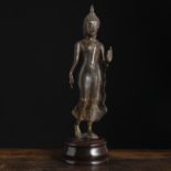 Bronze des schreitenden Buddha im Sukhothai-Stil