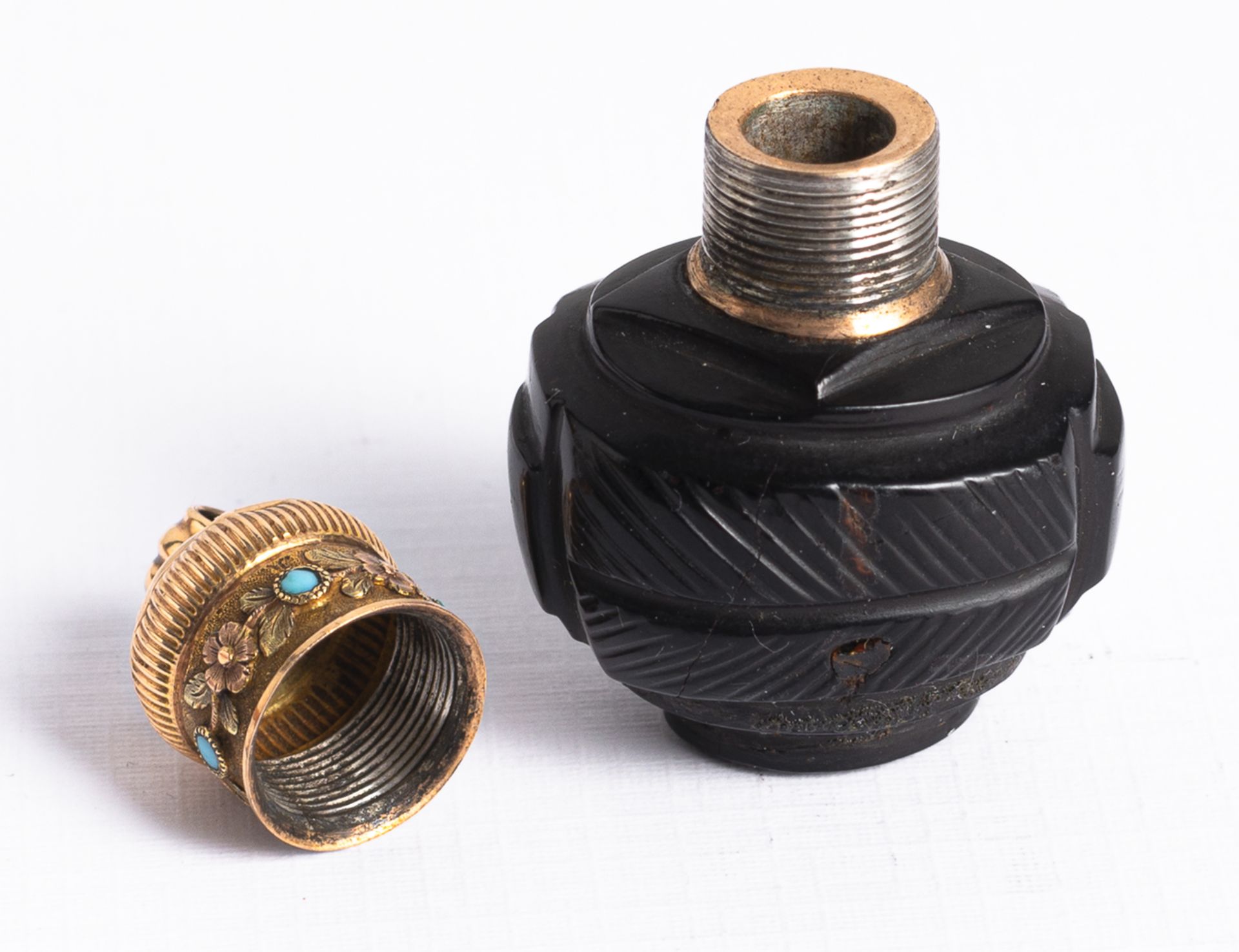 A SMALL GILT-SCREW TOP FLASK - Image 2 of 5