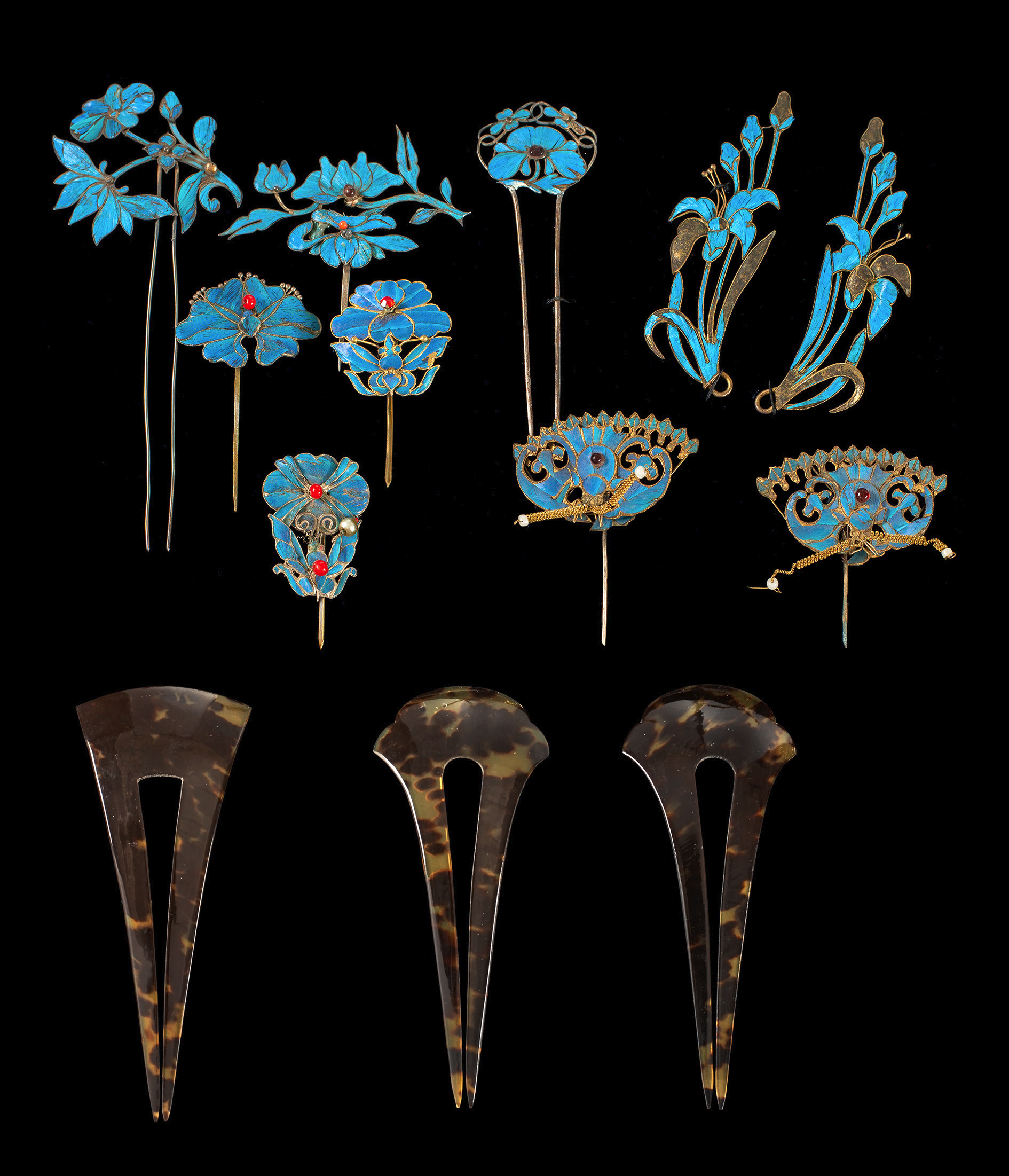 13 HAIRPINS WITH KINGFISHER FEATHERS AND OF TORTOISE SHELL