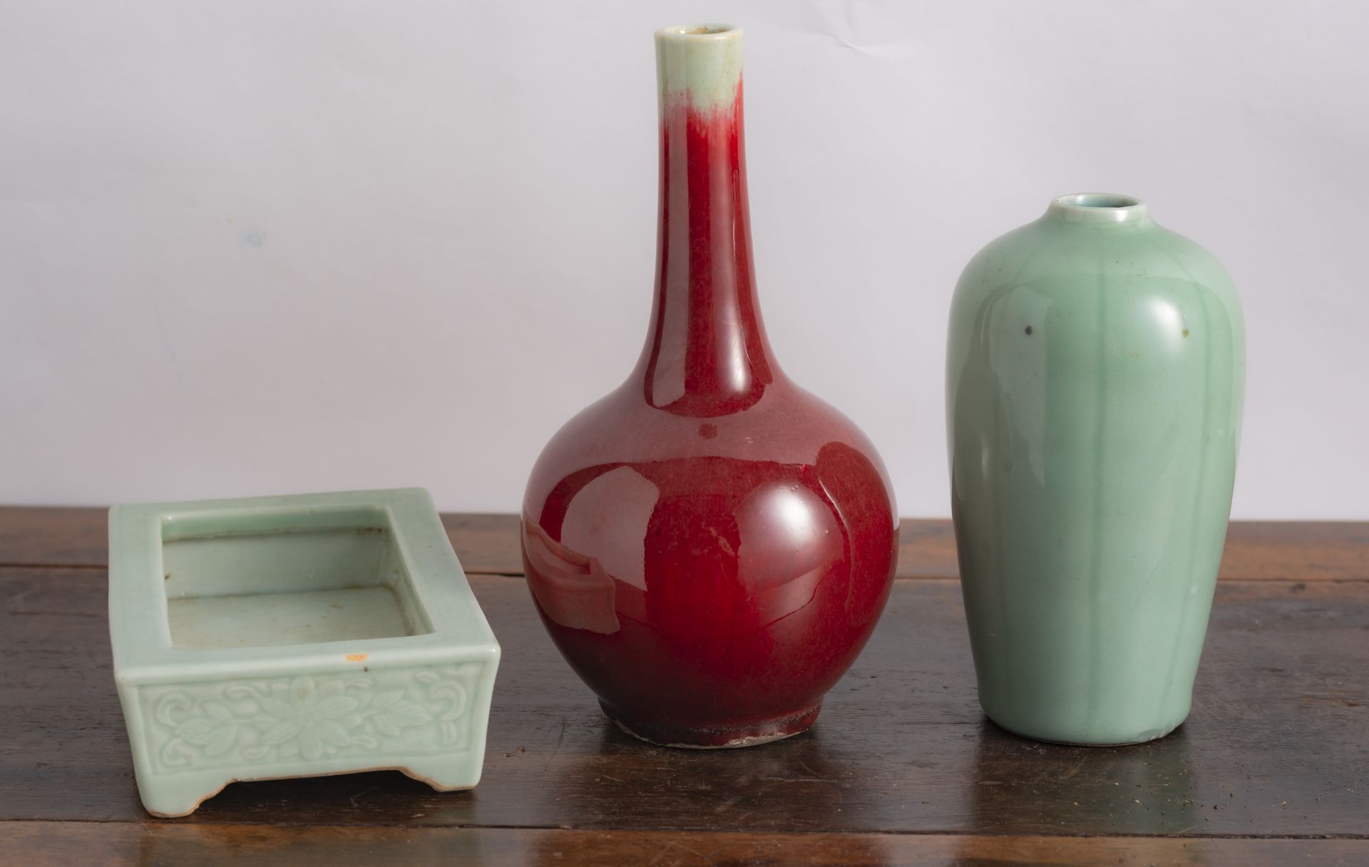 A SMALL COPPER-RED BOTTLE VASE, A CELADON VASE, AND A CELADON JARDINIÈRE - Image 4 of 4