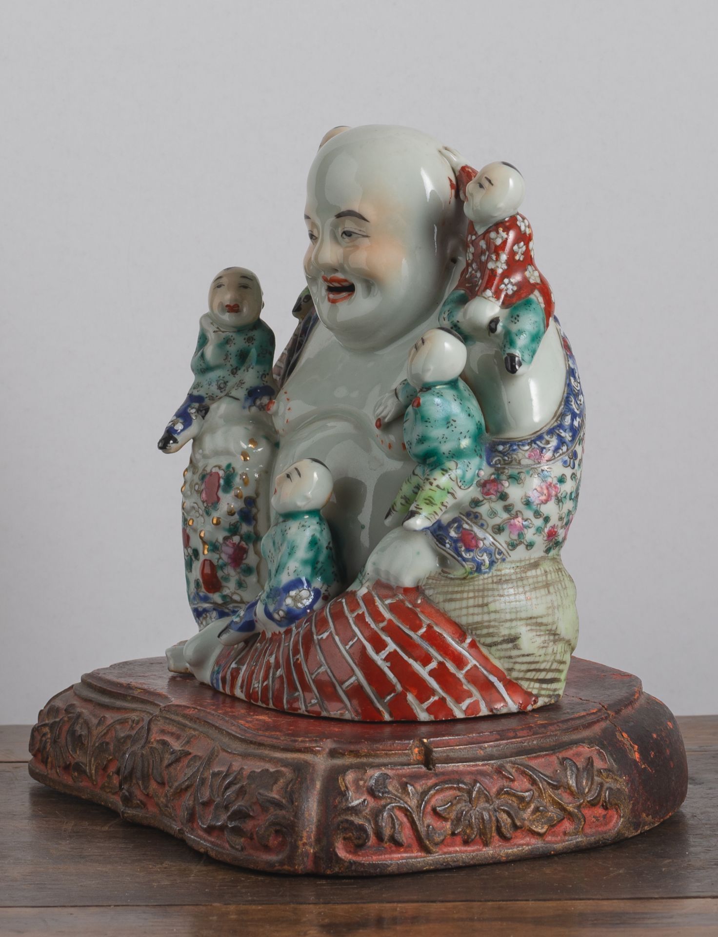 'Famille rose'-Porzellanfigur des Budai mit fünf Knaben - Bild 2 aus 5