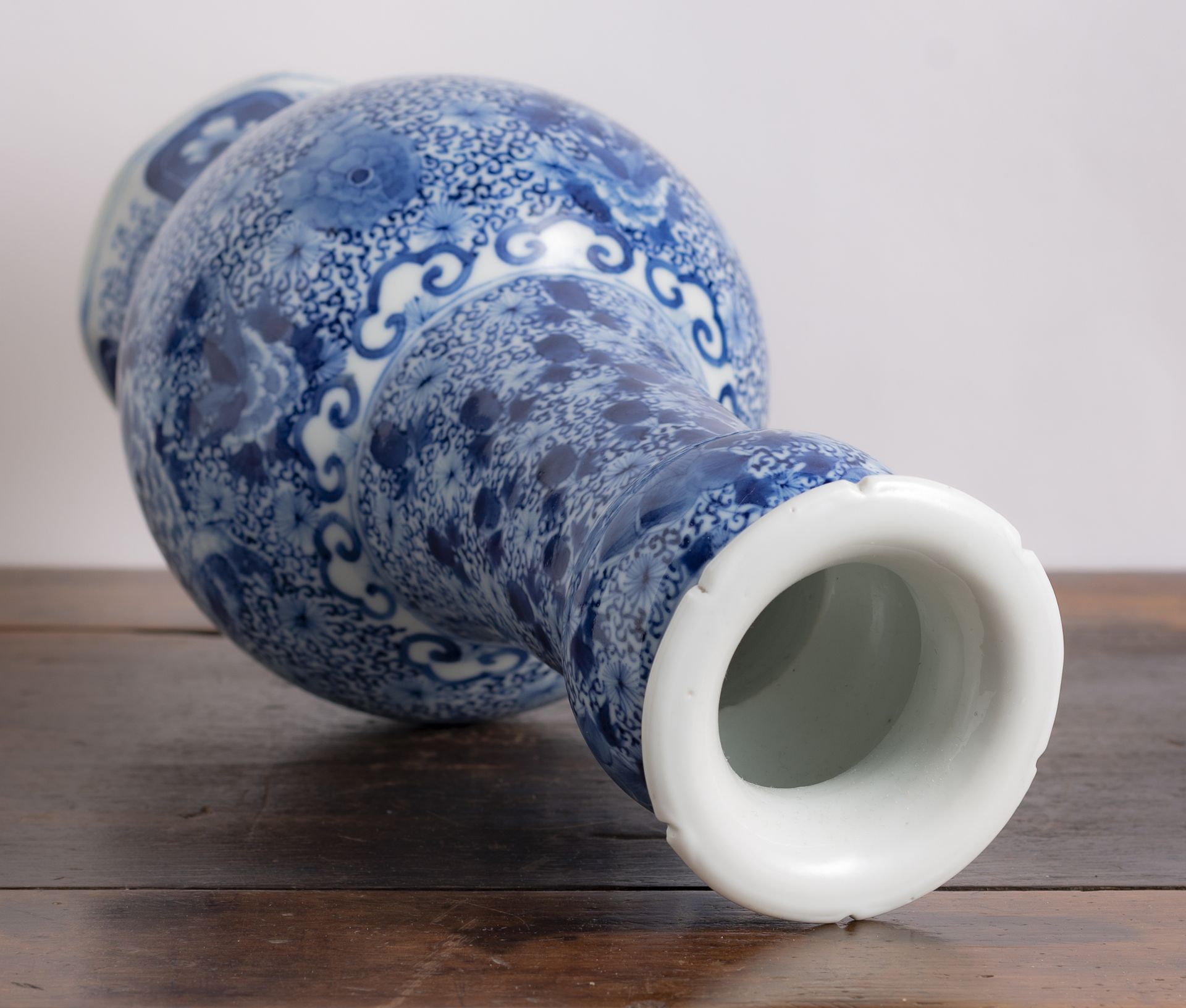 A BLUE AND WHITE FLORAL PORCELAIN VASE - Image 6 of 6