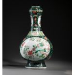 "Knoblauchkopf"-Flaschenvase aus Porzellan mit 'Famille verte'-Dekor von Vögeln und Blumen
