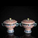 Paar Deckelgefäße aus Porzellan mit Einsätzen und eisenrotem Dekor buddhistischer Embleme und 'Shou