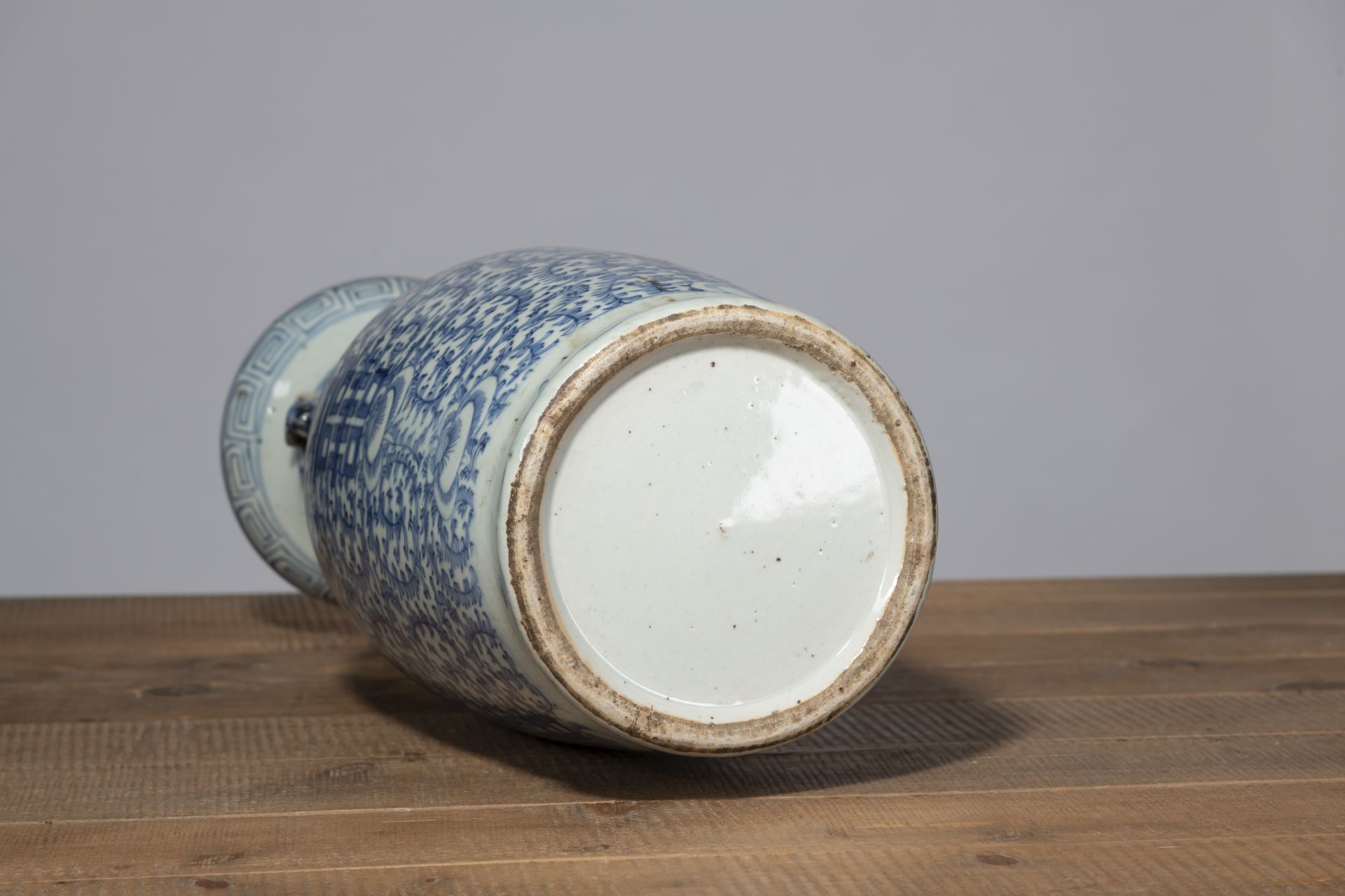 Bodenvase aus Porzellan mit unterglasurblauem 'Shuangxi'-Dekor und löwenförmigen Handhaben - Bild 5 aus 5