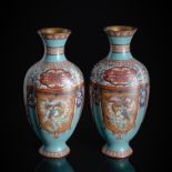 Paar Cloisonné-Vasen mit Dekor von Drachen- und Phönix-Reserven auf türkisfarbenem Fond