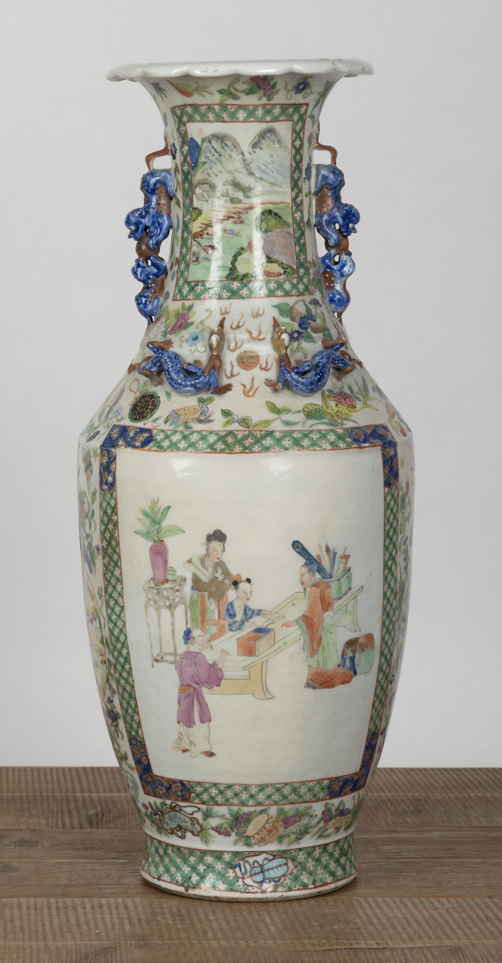 Bodenvase aus Porzellan mit figuralem 'Famille rose'-Dekor und Handhaben in Form von Fo-Löwen - Bild 2 aus 4