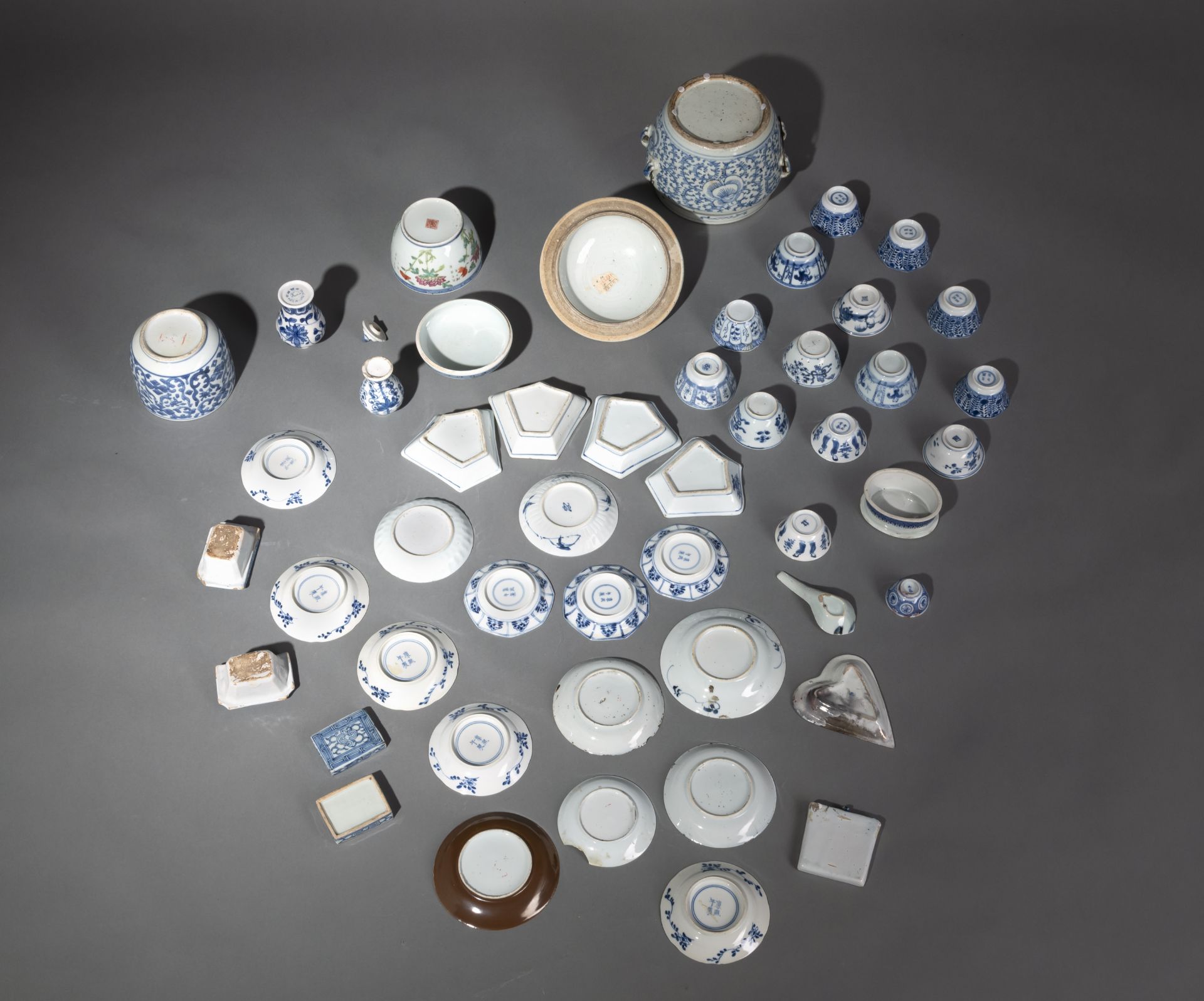 Konvolut unterglasurblau dekoriertes Porzellan bestehend aus Tassen, Untertassen, Deckeldosen und V - Bild 4 aus 4