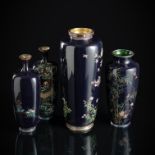 Gruppe von vier feinen Cloisonné-Vasen mit nachtblauem Fond, Dekor von BlütenInsekten, Vögeln und B
