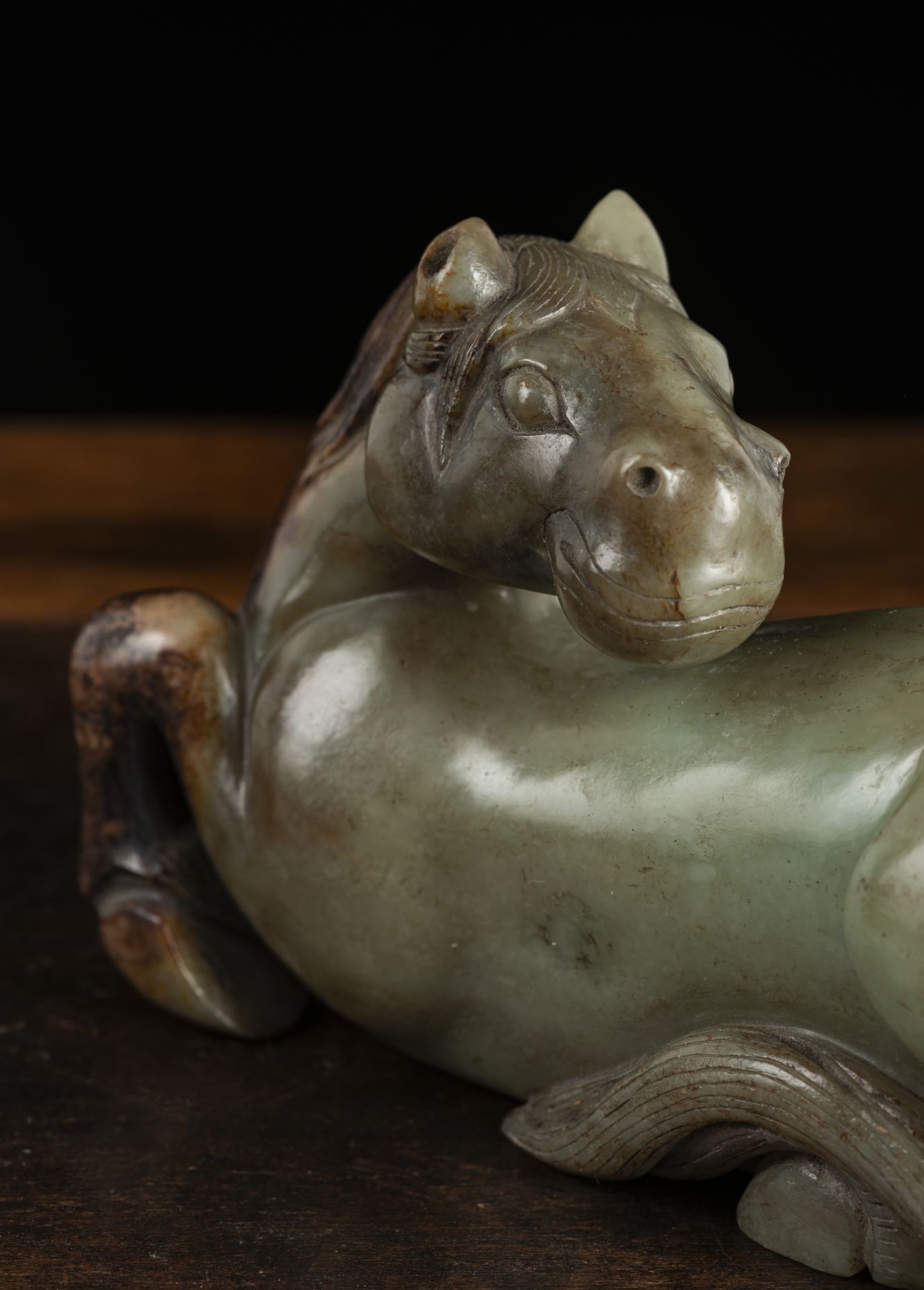 A FINE AND RARE LARGE CELADON JADE RECUMBENT HORSE - Image 4 of 9