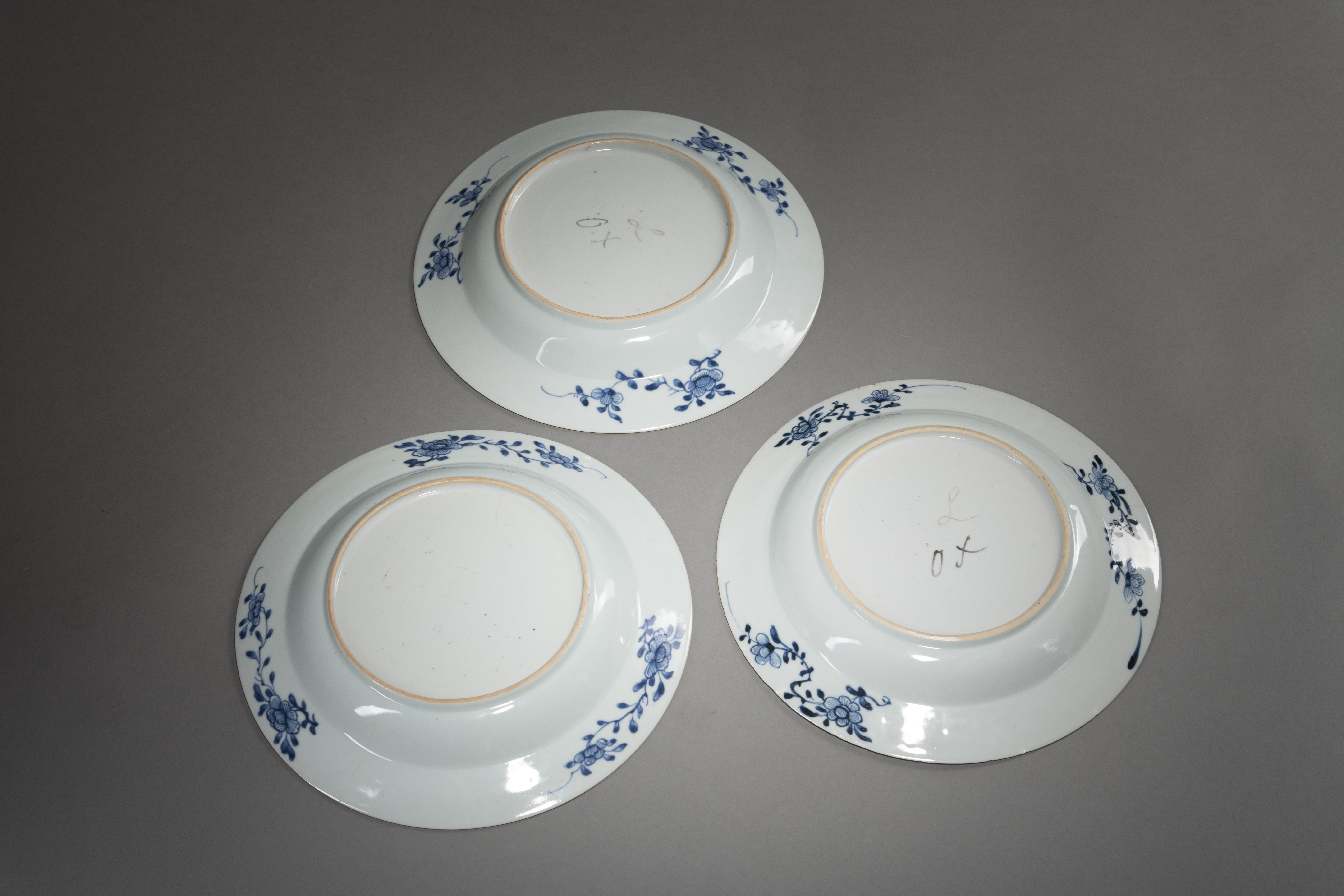 THREE BLUE AND WHITE EXPORT PORCELAIN DISHES - Image 3 of 3