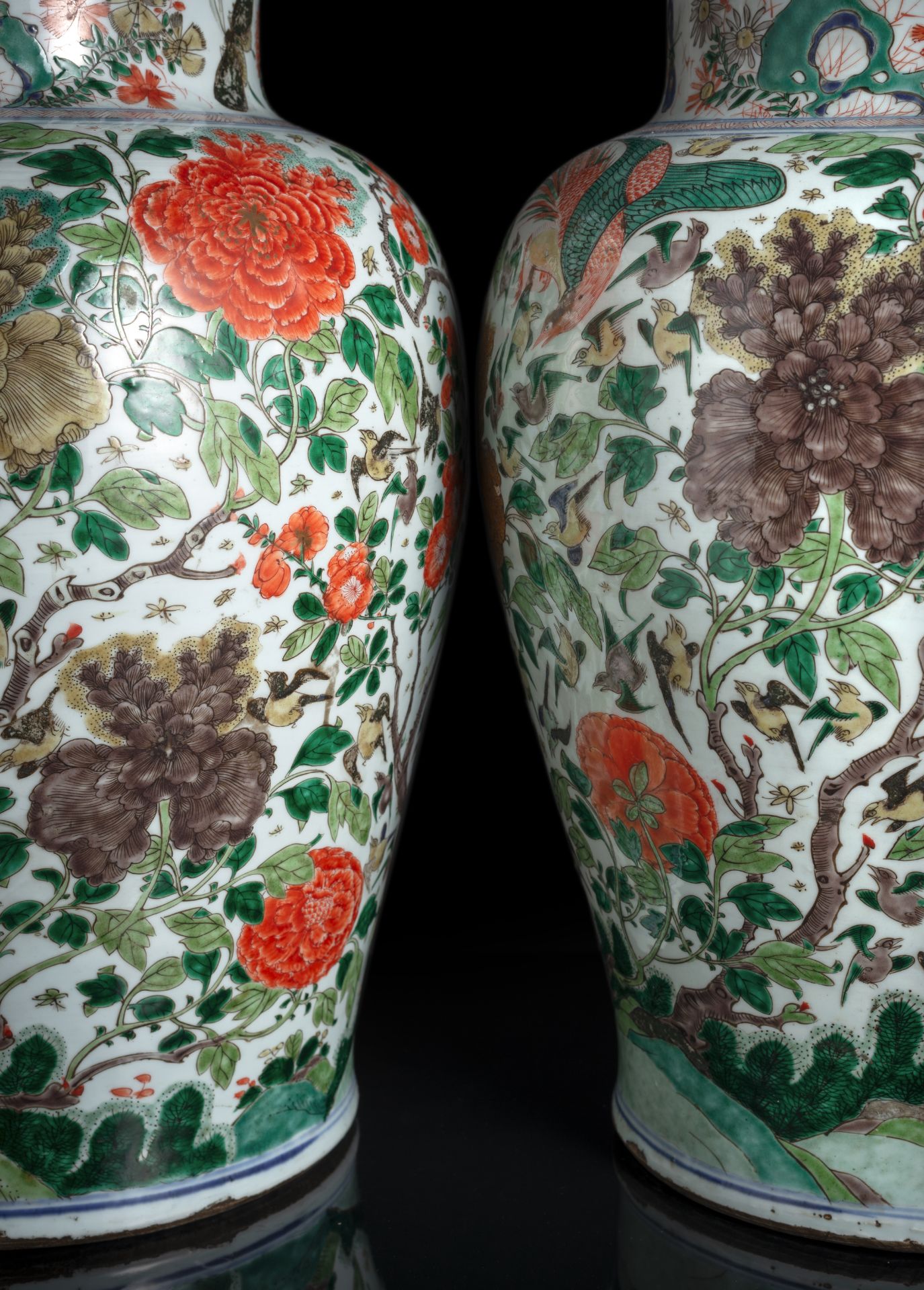 A VERY RARE AND LARGE PAIR OF FAMILLE VERTE PHOENIX AND BIRDS JARS AND COVERS WITH GOLD - Image 10 of 10