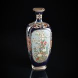 Feine Cloisonné-Vase mit Blütenreserven auf nachtblauem Fond und Randeinfassungen in Silber