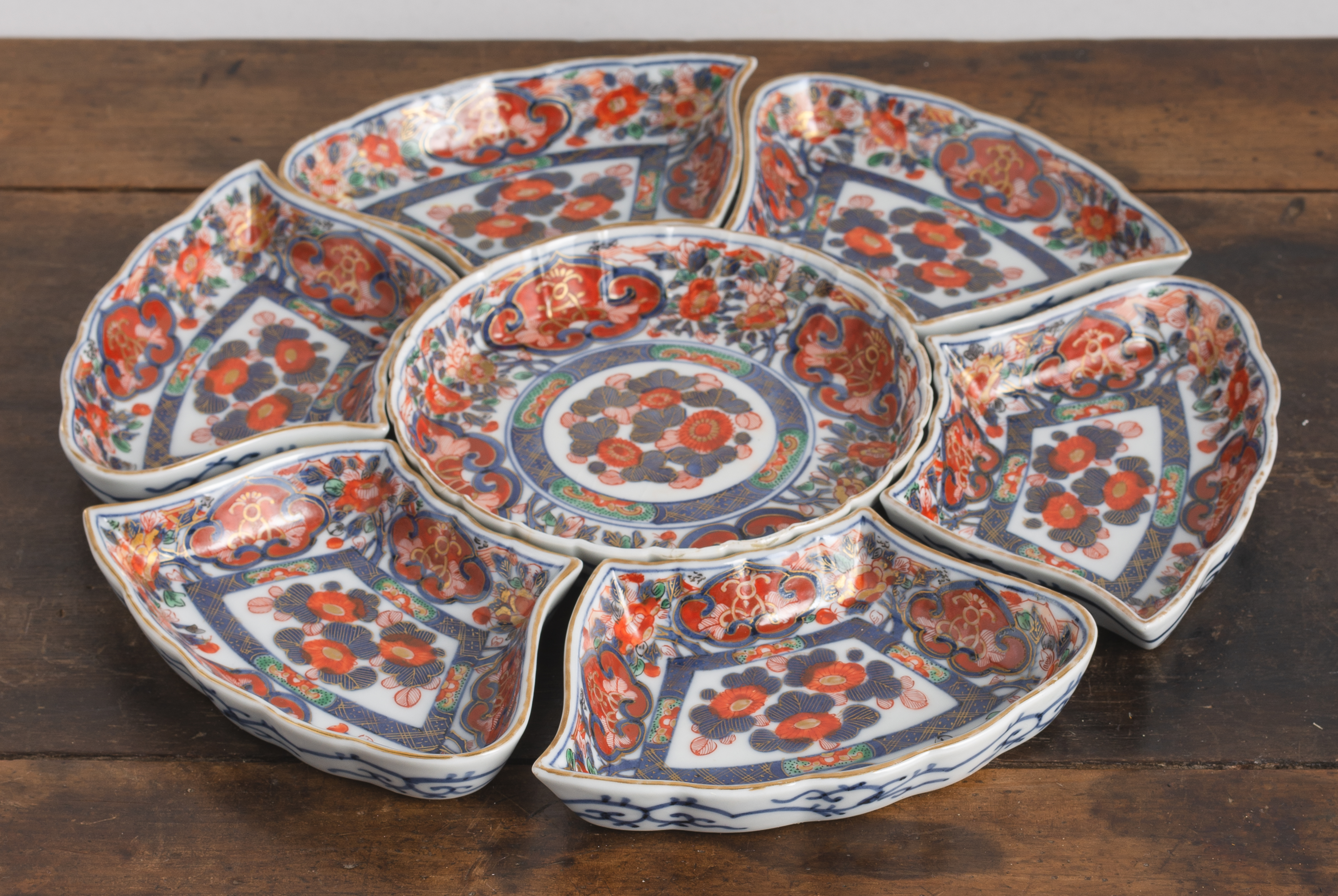 AN 'IMARI' PORCELAIN SWEETMEAT SET IN A LACQUER BOX - Image 3 of 4