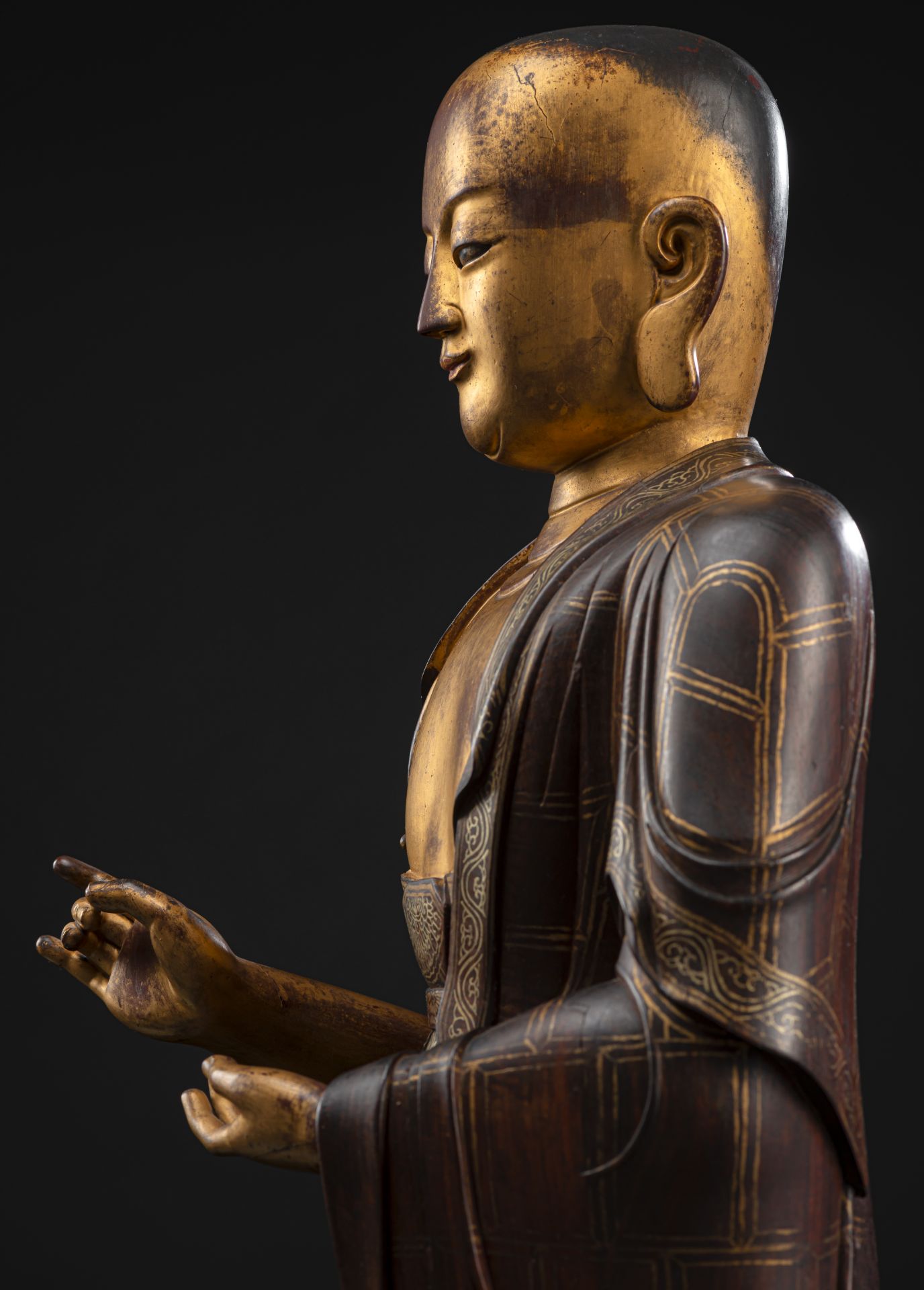 Seltene und bedeutende Figur des stehenden Sariputra auf einem Lotus - Bild 5 aus 9