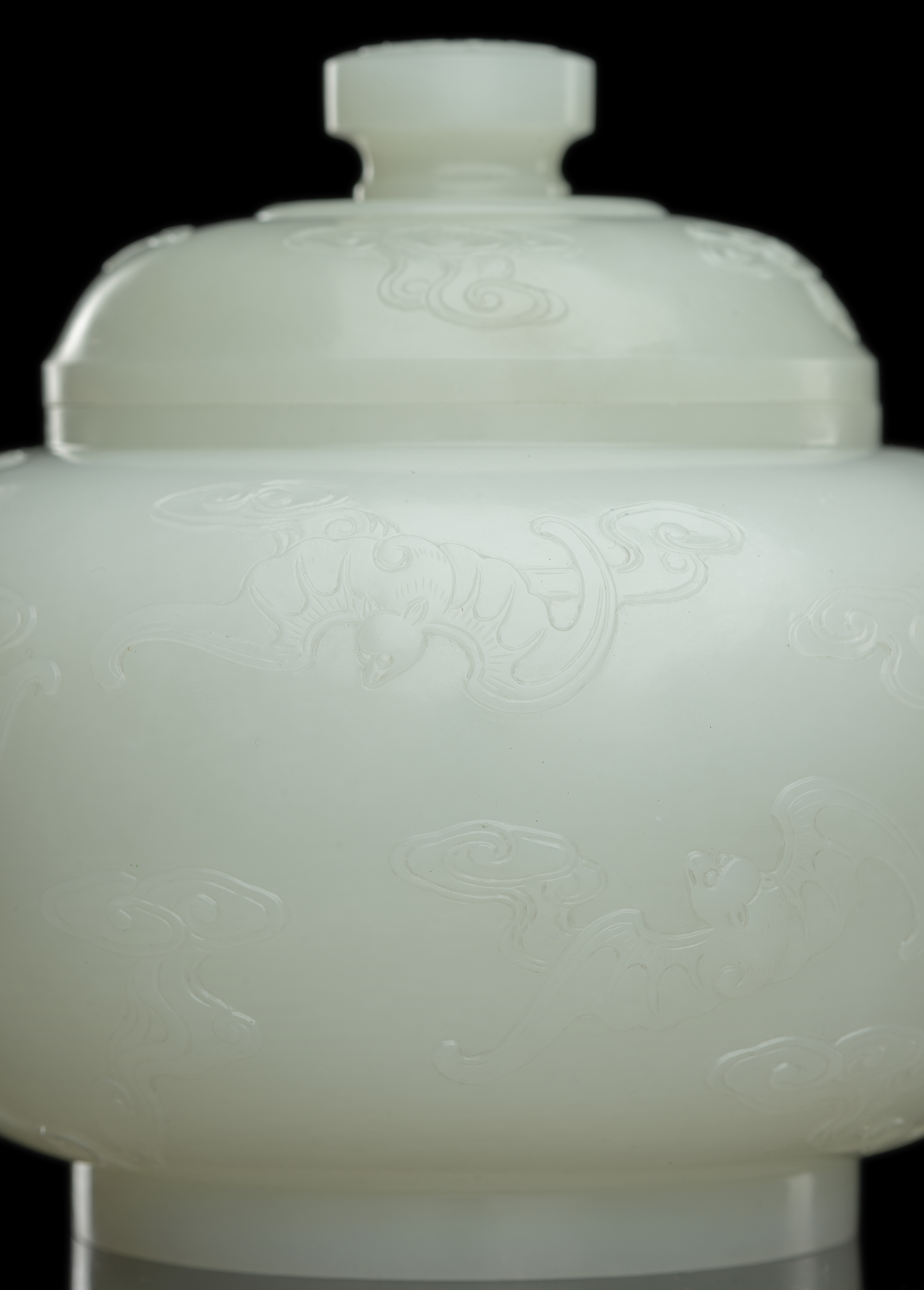 AN EXCEPTIONAL AND LARGE NEAR WHITE JADE TEAPOT AND COVER - Image 4 of 7