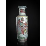 Rouleau-Vase aus Porzellan mit umlaufendem 'Famille rose'-Figurendekor u. a. von daoistischen Unste
