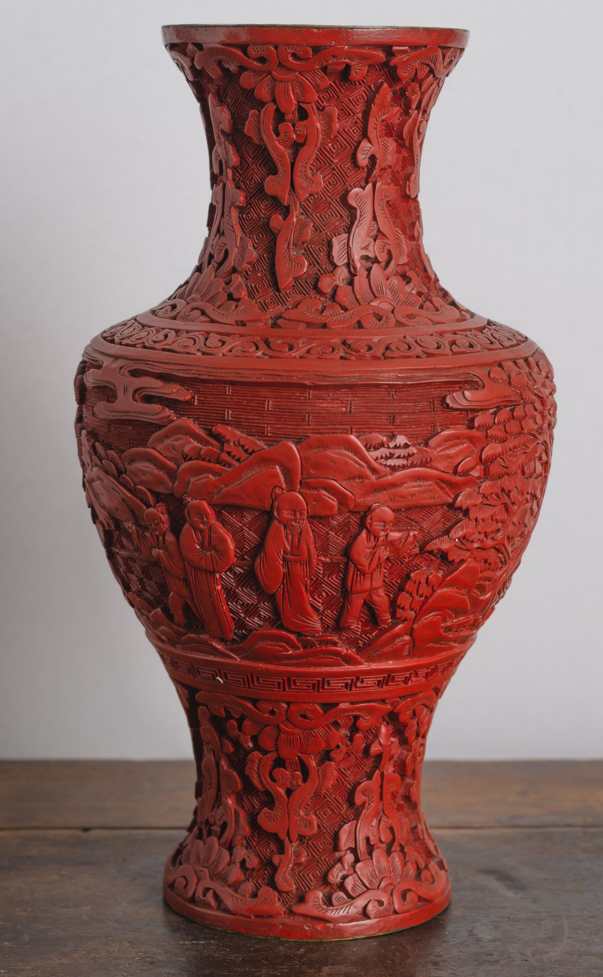 Rotlack-Balustervase mit Figuren- und Landschaftsdekor - Bild 3 aus 5