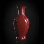 Vierpassige Vase aus Porzellan mit cyclamfarbener Glasur