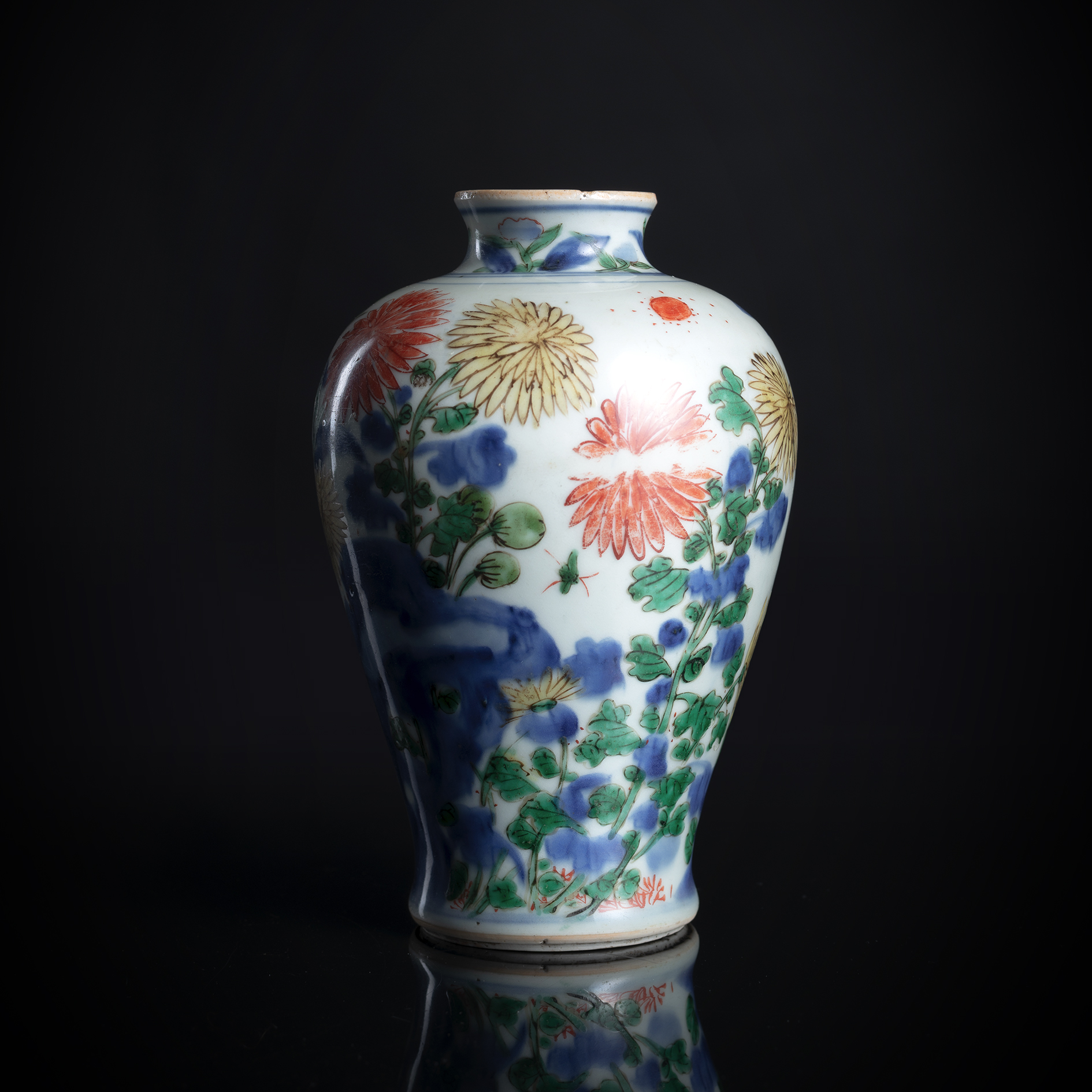 A WUCAÍ BOTTLE VASE WITH CHRYSANTHEMUM AND PEONIES