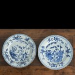 Zwei Teller aus Porzellan mit unterglasurblauem Dekor von Bambus und Felsen
