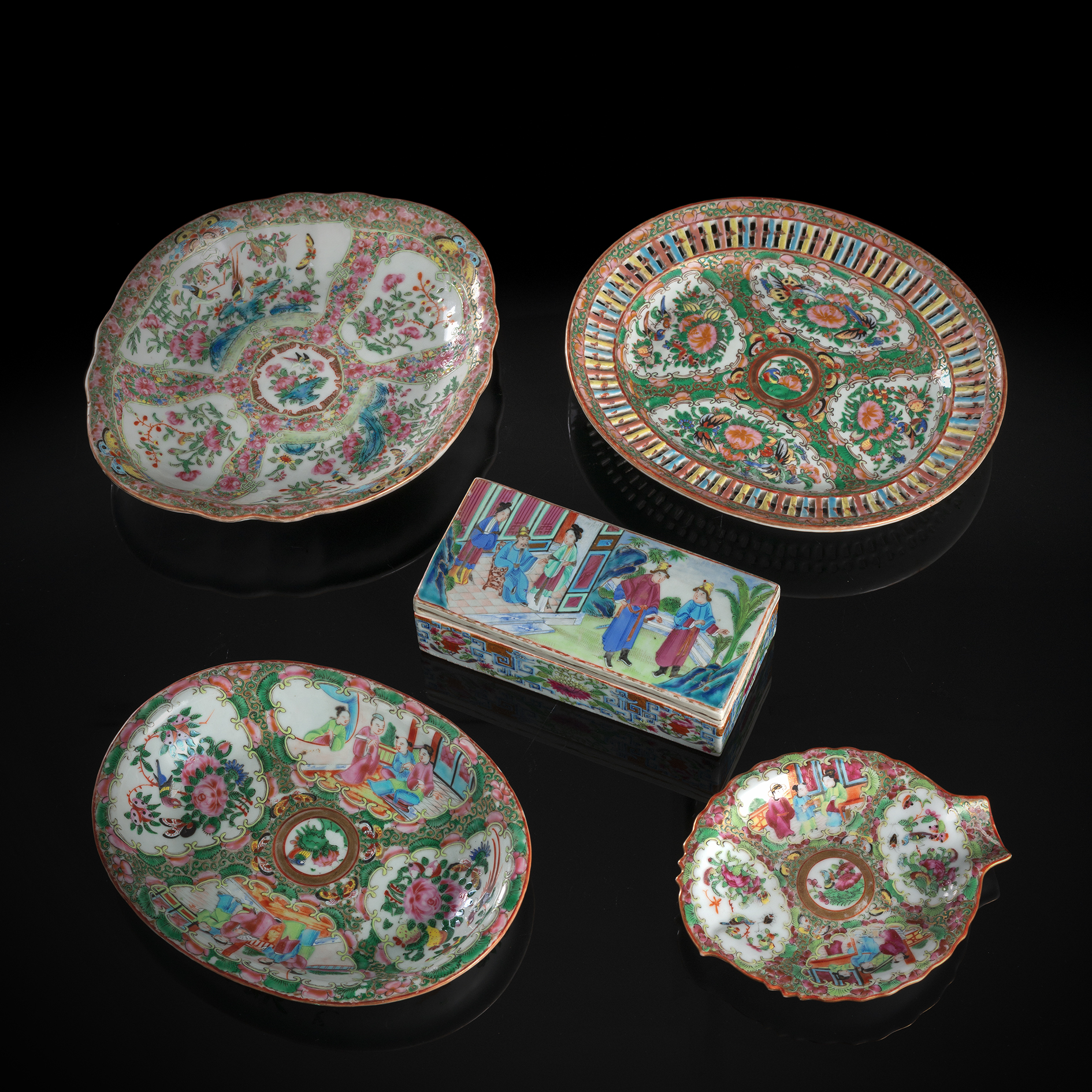 A GROUP OF FOUR CANTON FAMILLE ROSE PORCELAIN DISHES AND A BOX WITH COVER