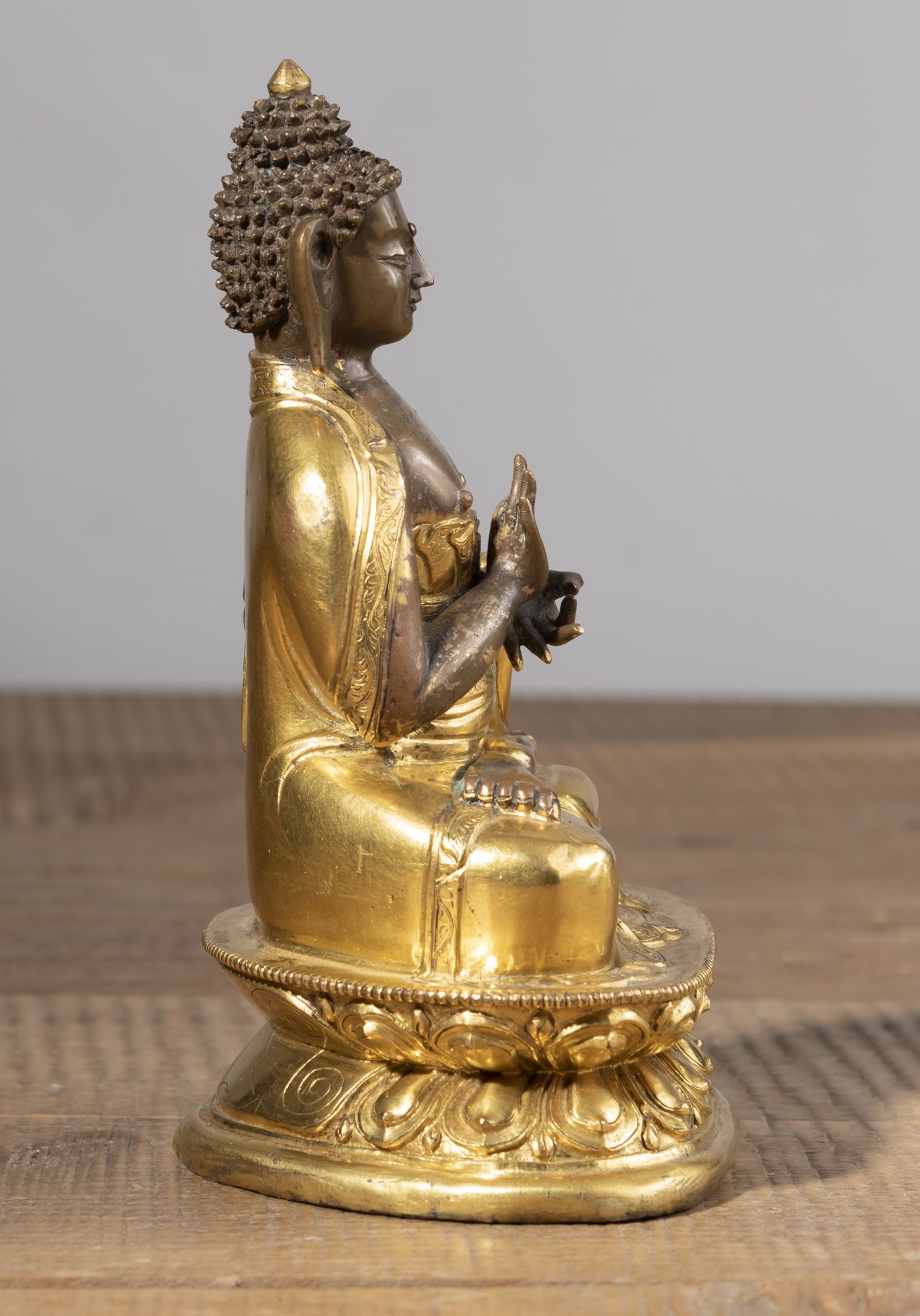 Partiell feuervergoldete Kupfer-Repoussé Figure des Buddha Shakyamuni - Bild 3 aus 5