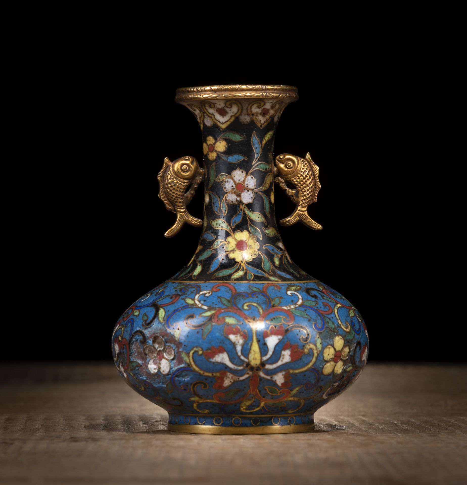 Kleine Cloisonné-Vase mit Fisch-Handhaben - Bild 2 aus 4