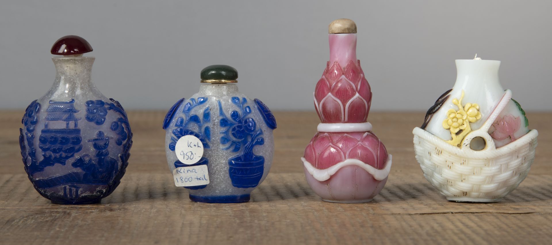 Vier Pekingglas-Snuffbottles mit polychromem Floral- und Landschaftsdekor, teils mit blauem Überfan - Bild 2 aus 4