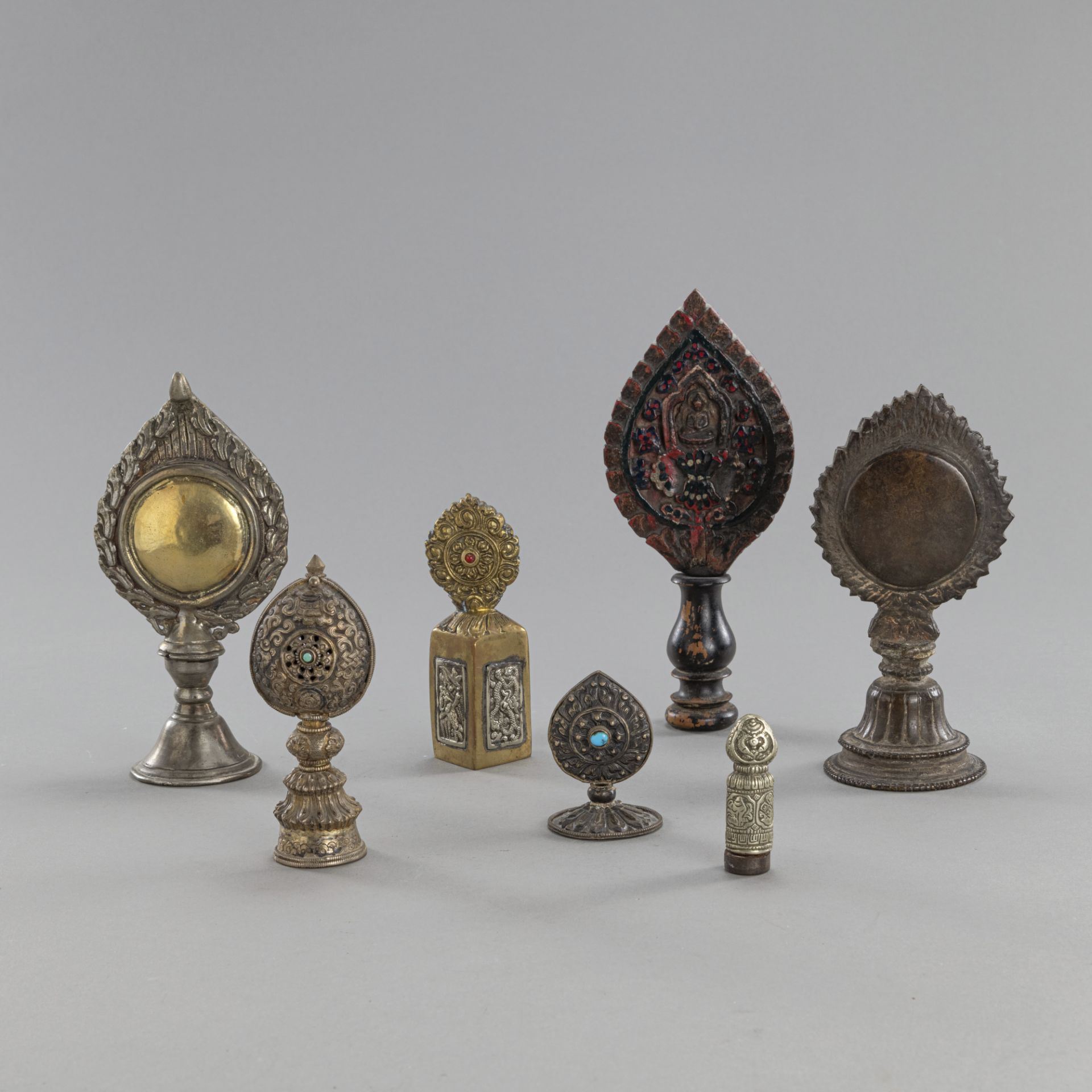 Gruppe von fünf Altaremblemen, einem Siegel und einem Petschaft aus Metall bzw. Holz
