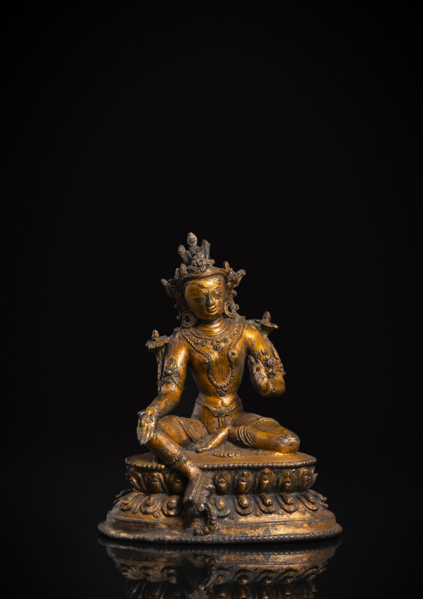 Feuervergoldete Bronze der Syamatara auf einem Lotus - Bild 2 aus 4