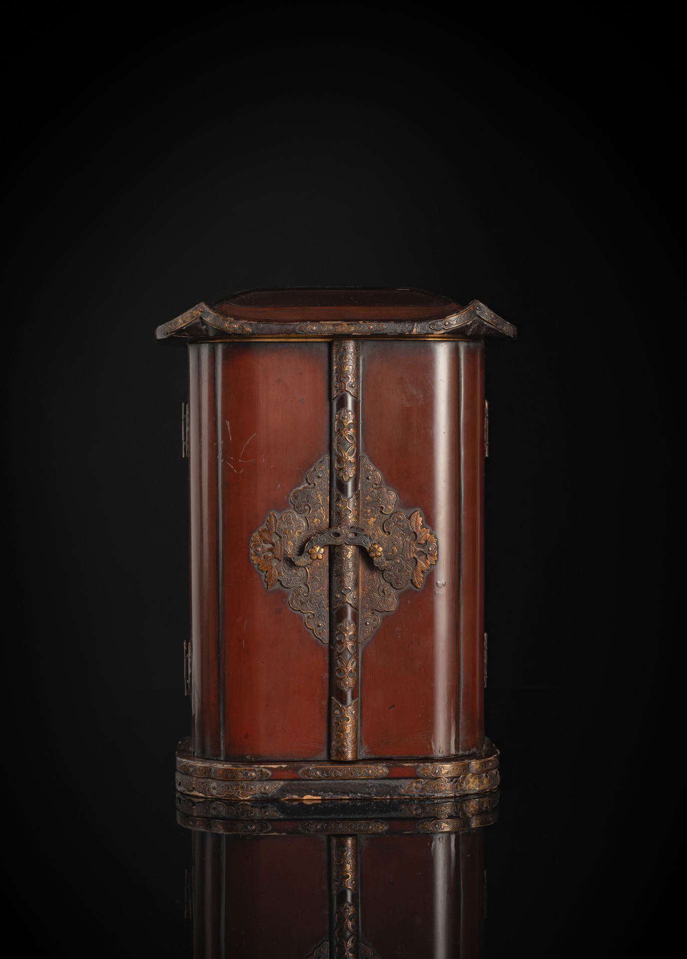 A GILT- , BLACK- AND RED LACQUERED WOOD PORTABLE SHRINE - Image 2 of 2