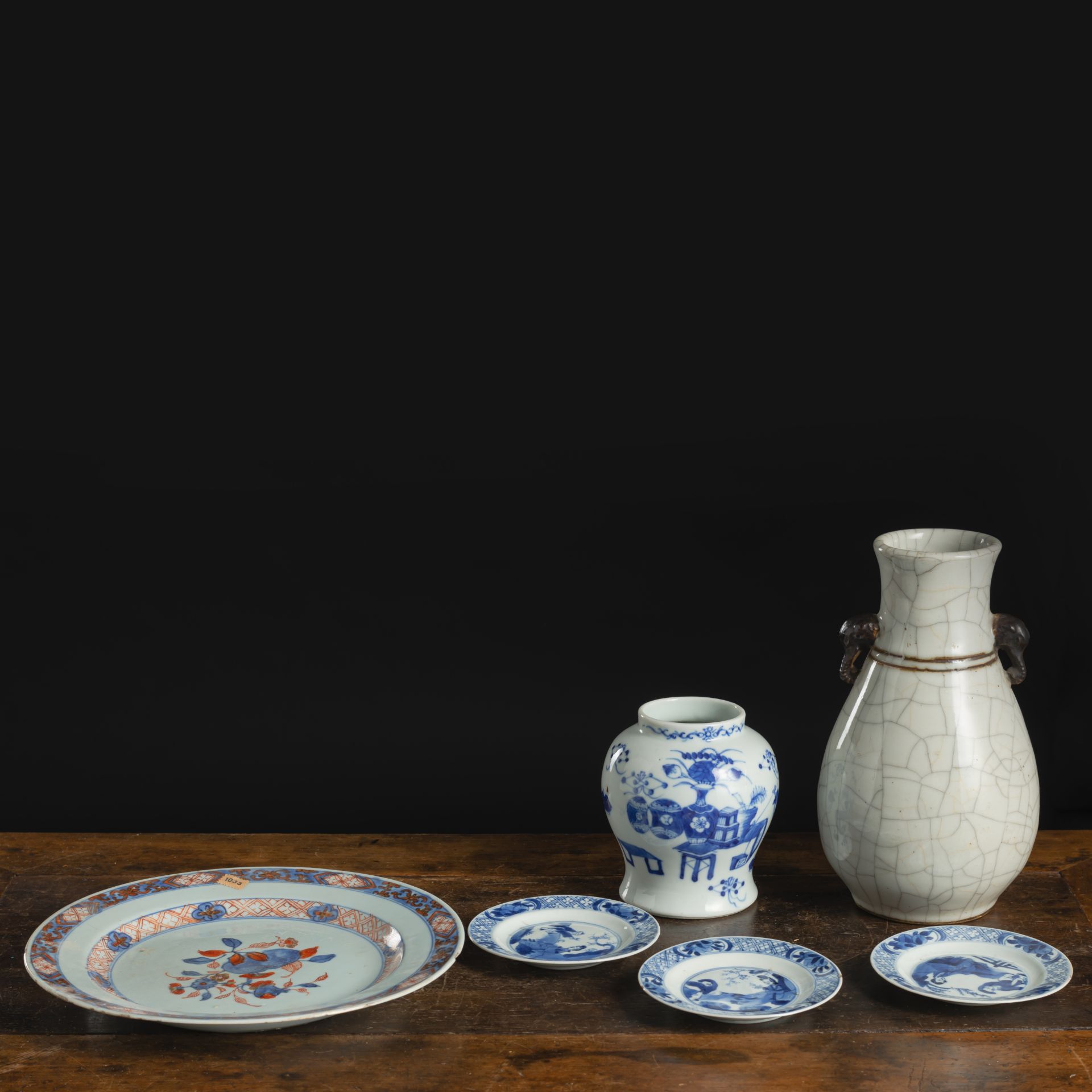 Gruppe Porzellanteller und -Vasen, u. a. mit unterglasurblauem Figurendekor