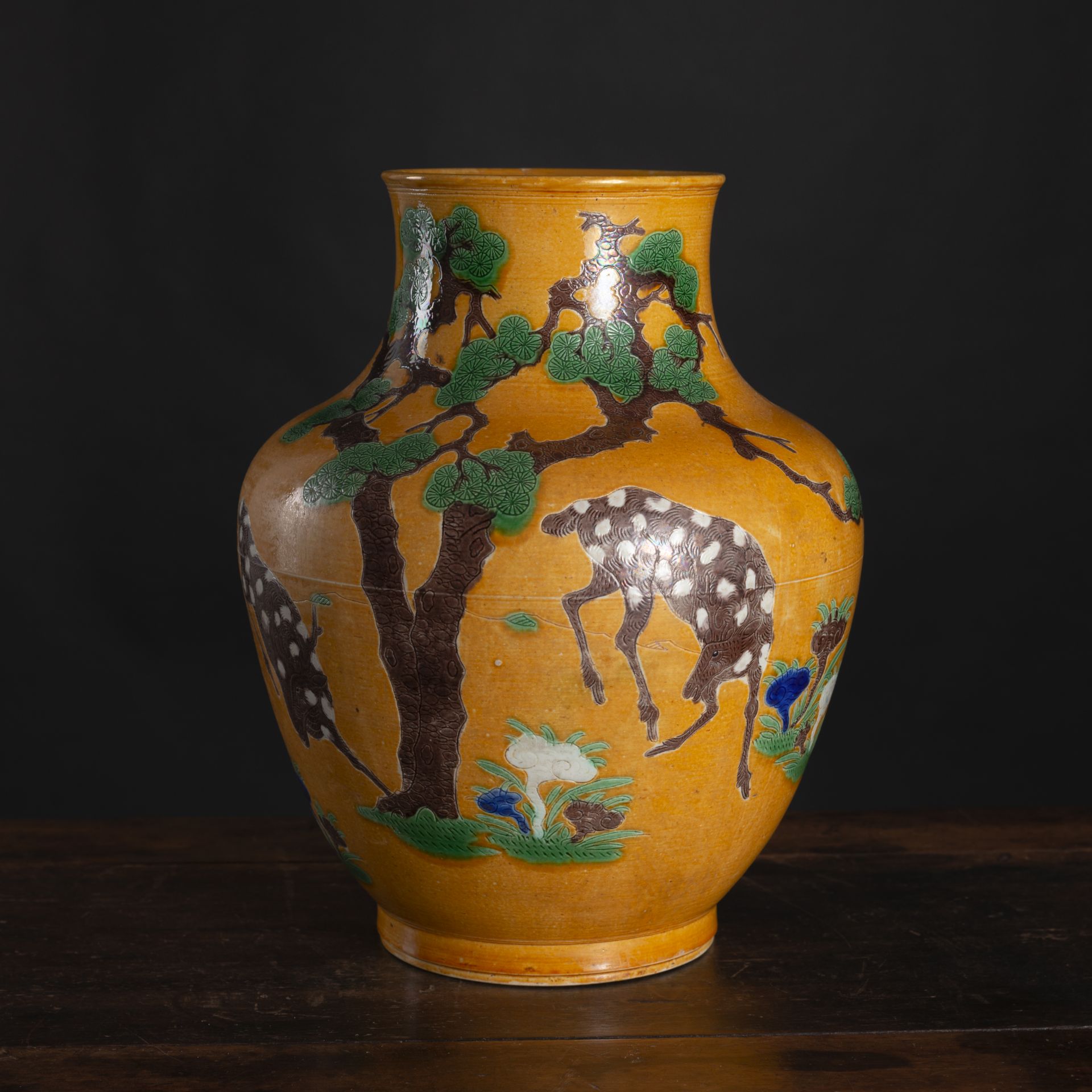 Gelbgrundige Vase mit 'Sancai'-Dekor von Rehen und 'Lingzhi'