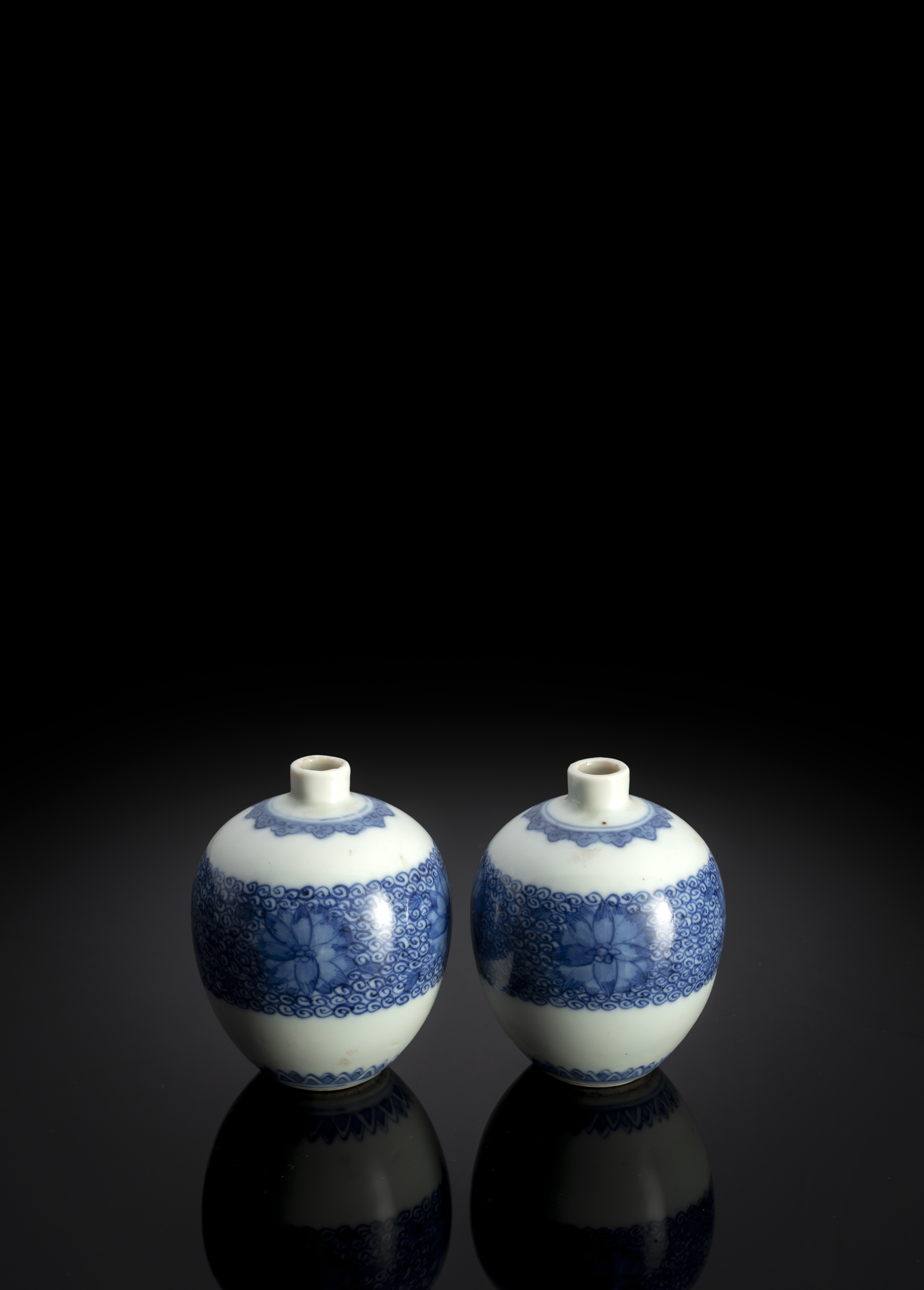 A SMALL PAIR OF BLUE AND WHITE PORCELAIN VASES - Image 2 of 4