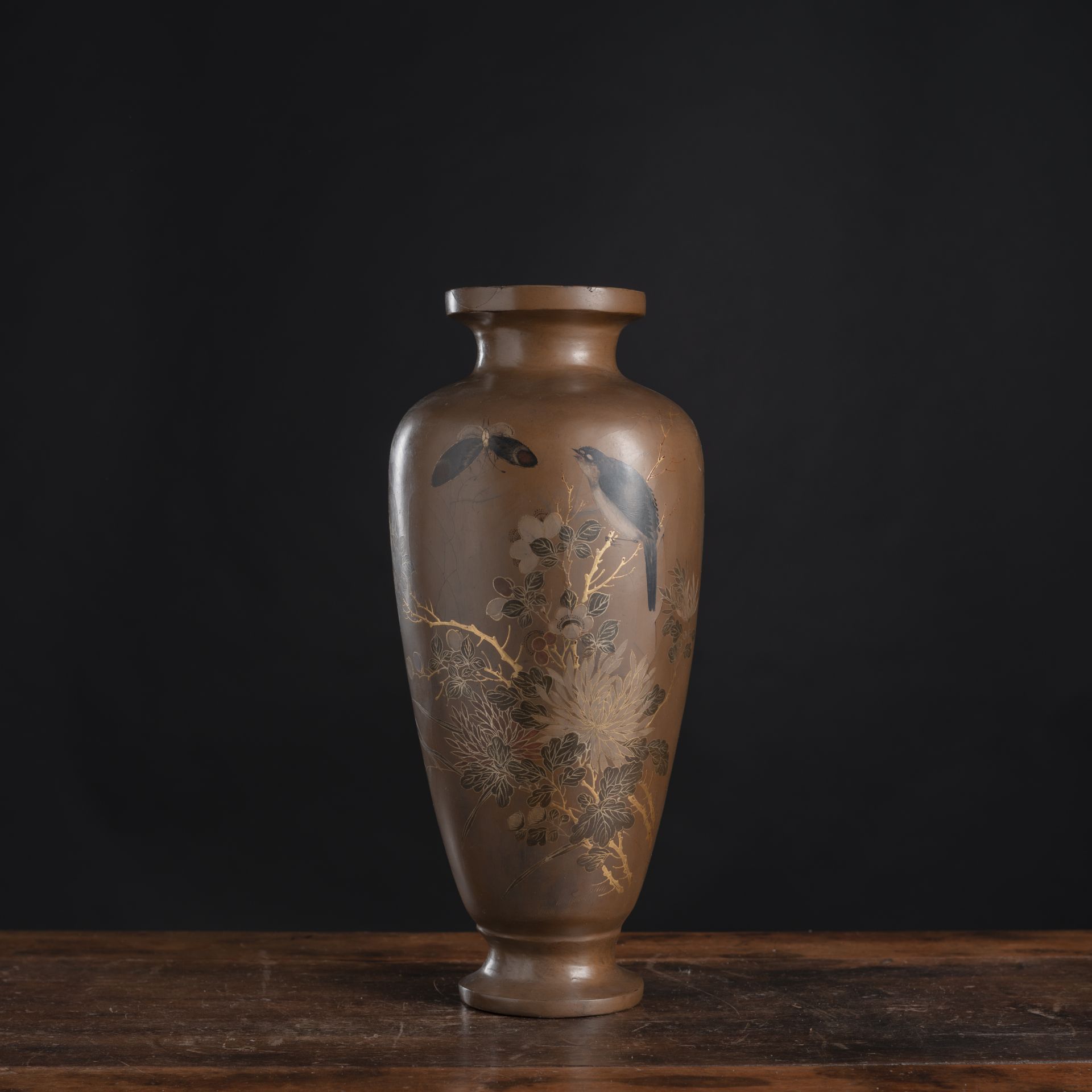 Vase mit Lackdekor von Schmetterlingen und Vogel