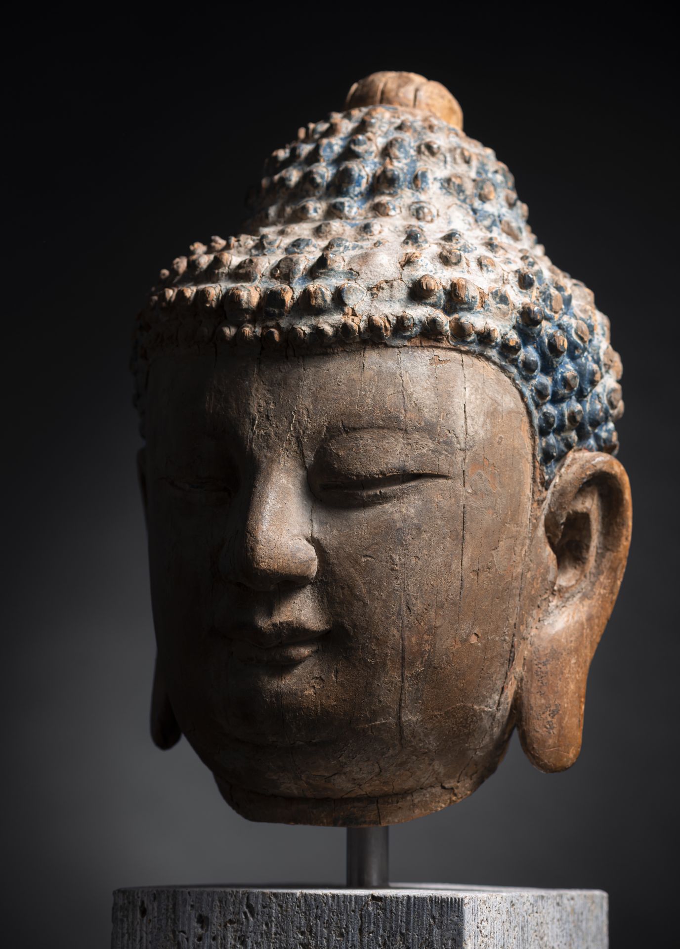 Kopf des Buddha aus Holz mit Resten von polychromer Fassung - Bild 4 aus 4