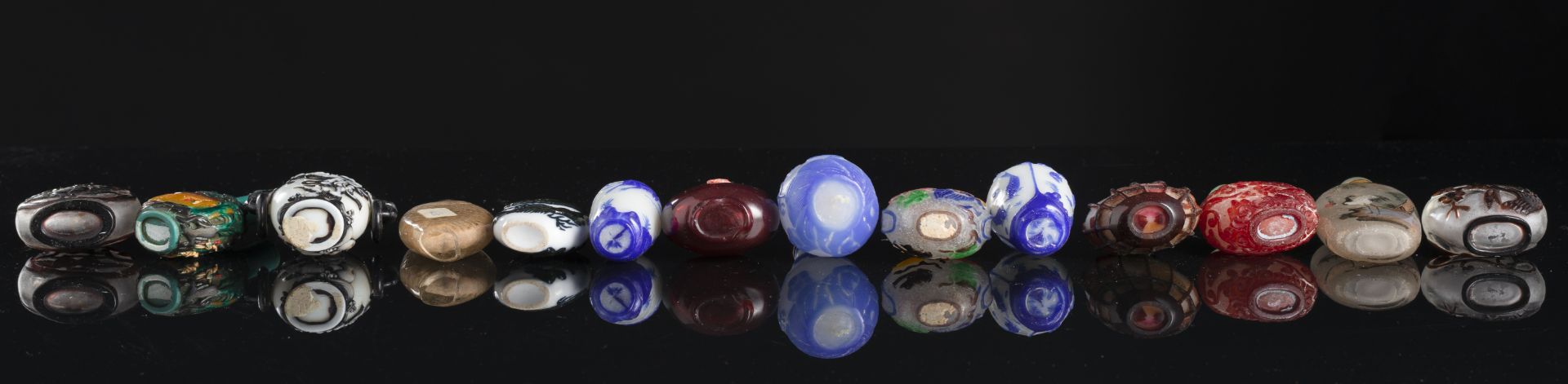 26 Snuffbottles u. a. aus Pekingglas mit Überfang und innenbemaltem Glas - Bild 4 aus 7
